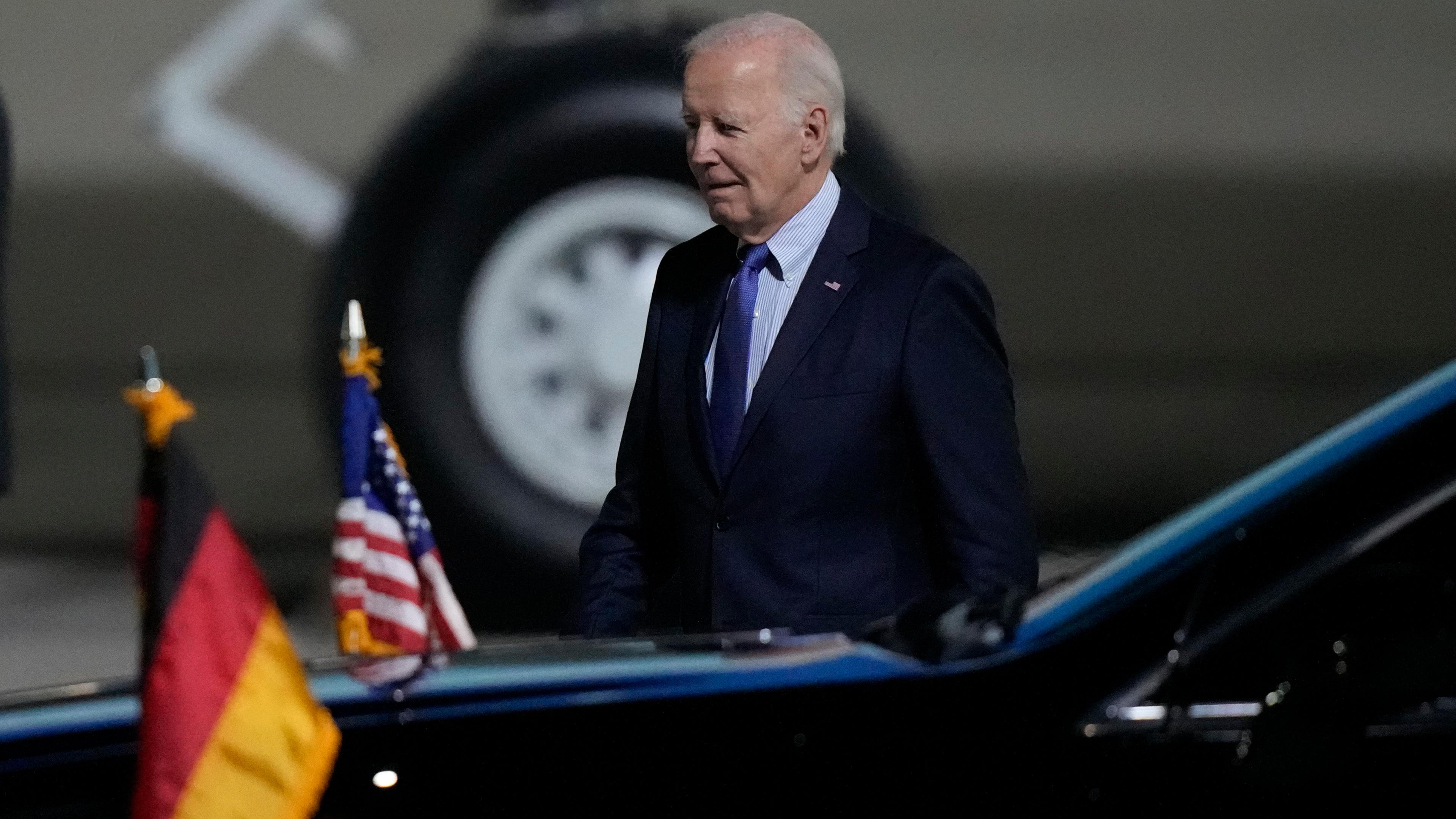 Das Bild zeigt US-Präsident Joe Biden bei seiner Ankunft am Flughafen in Berlin. (17. Oktober 2024)