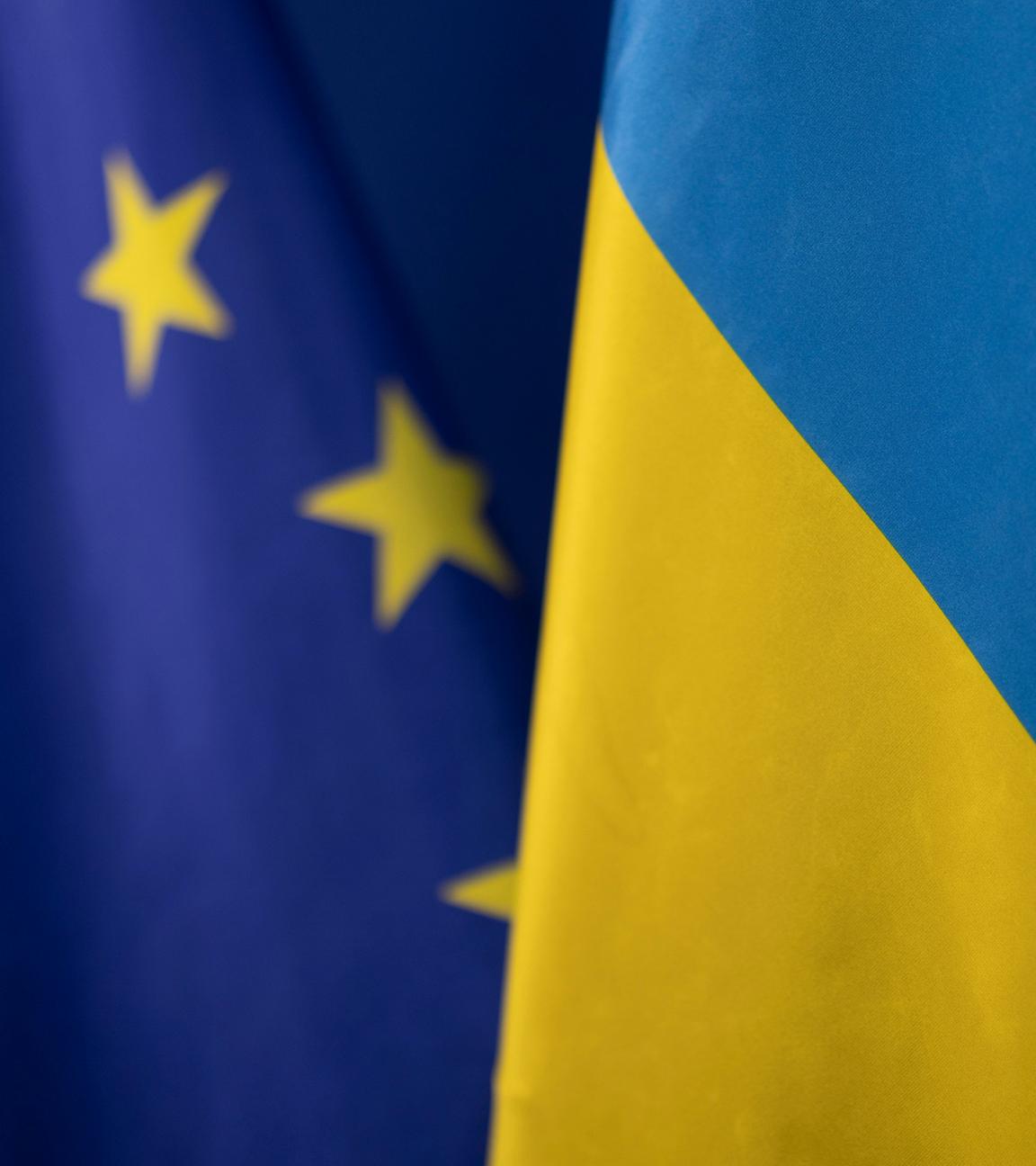 EU- und Ukraine-Flagge