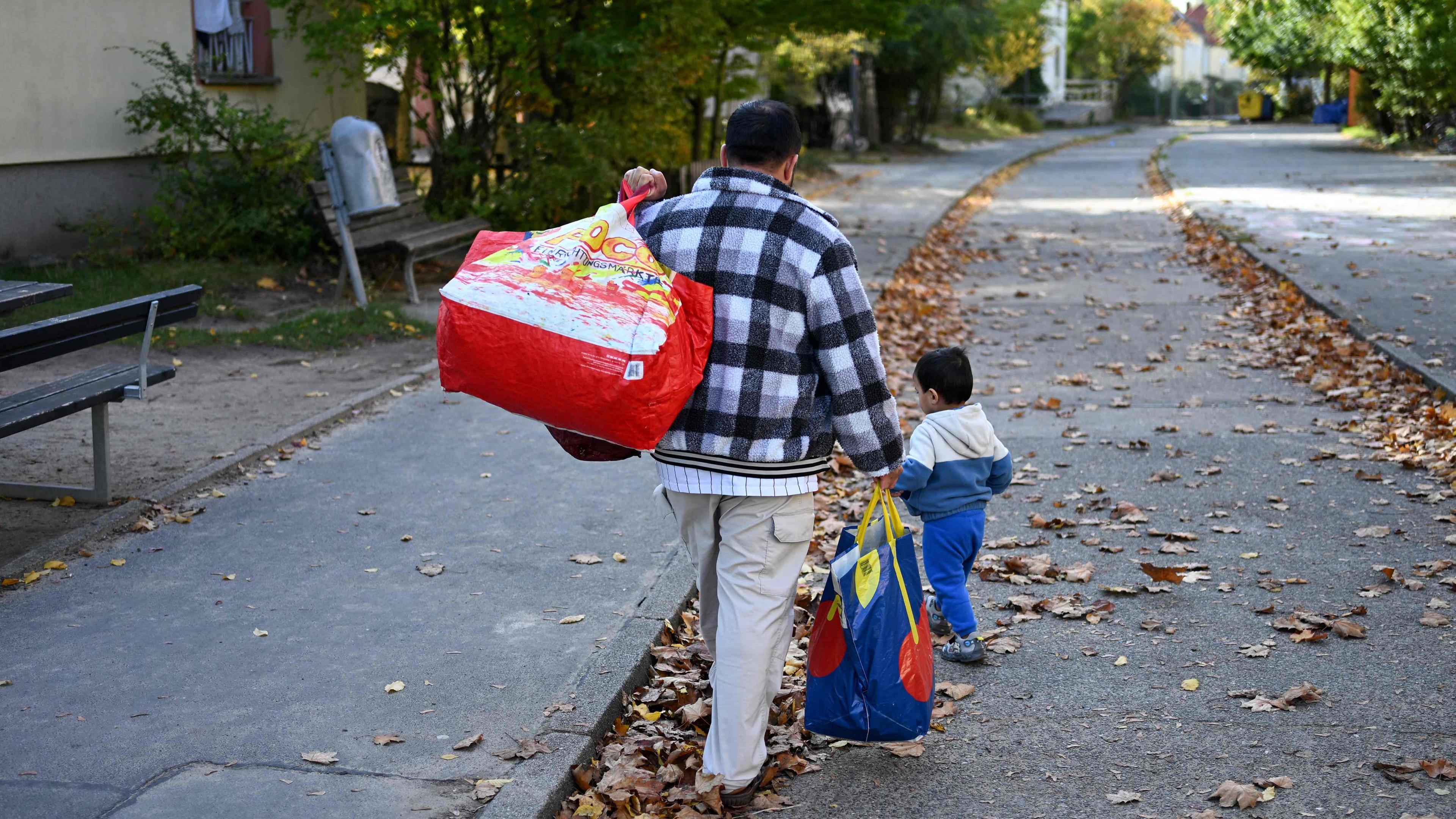 Mann mit Kind in einer Flüchtlingsunterkunft