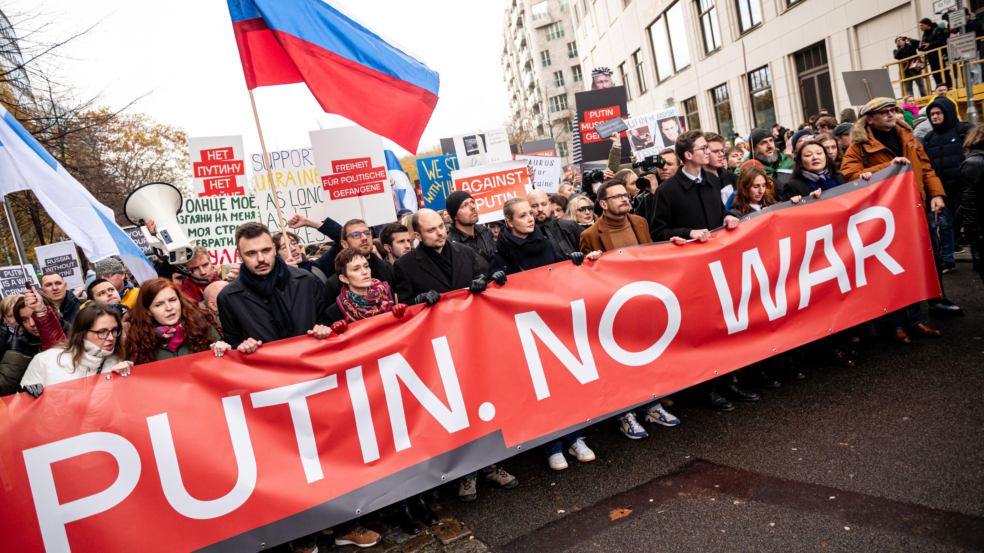 Antikriegsdemonstration der russischen Opposition in Berlin