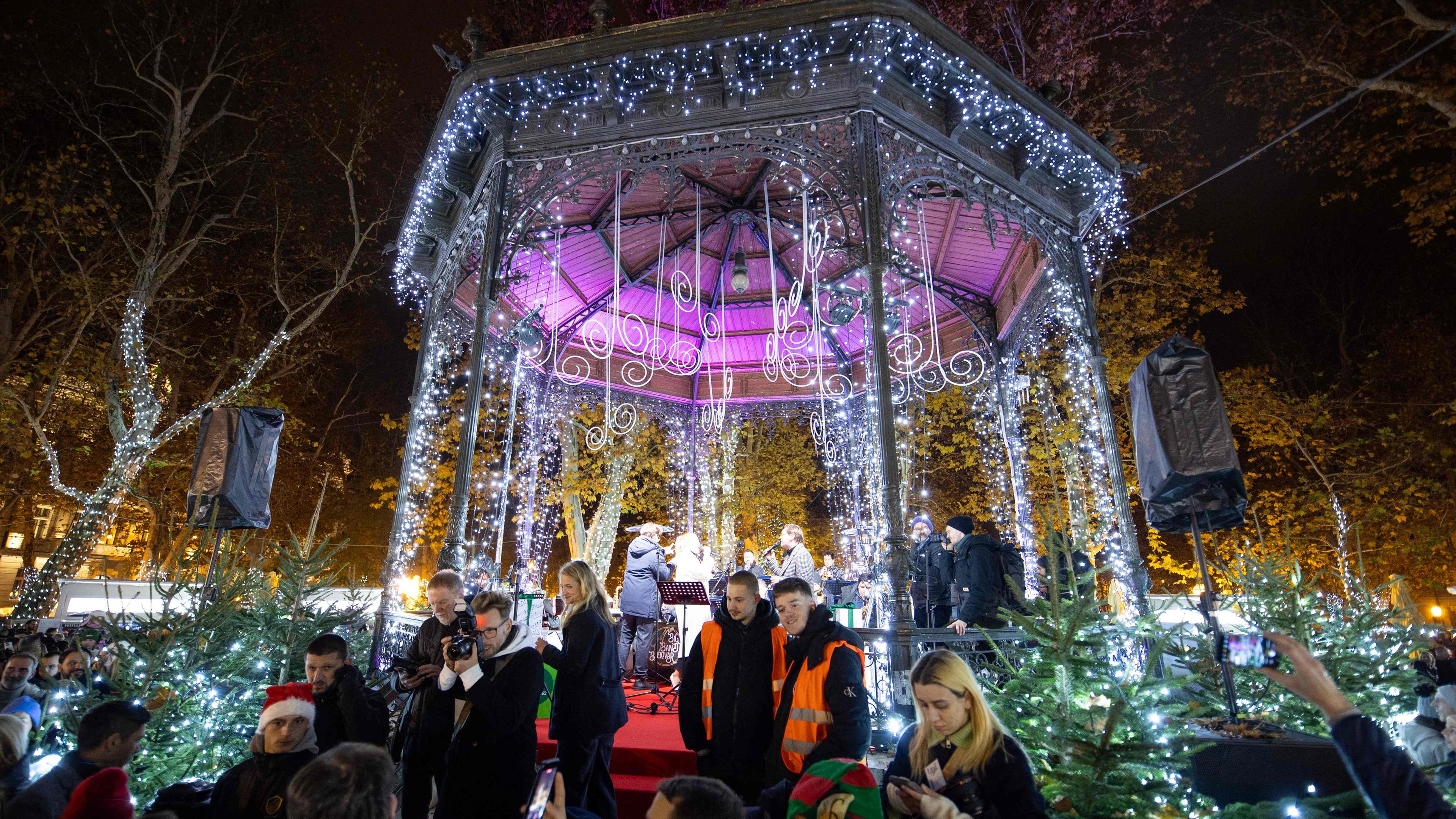 schön beleuchteter Adventsmarkt mit vielen Besuchern in Zagreb