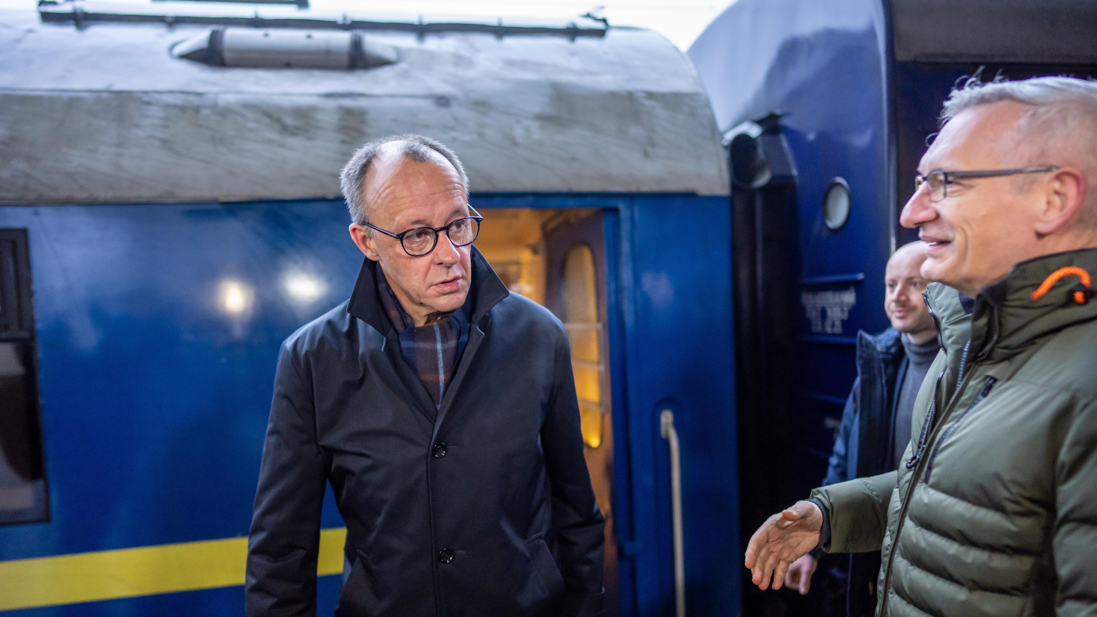 Unions Chef Merz am Bahnhof in Kiew