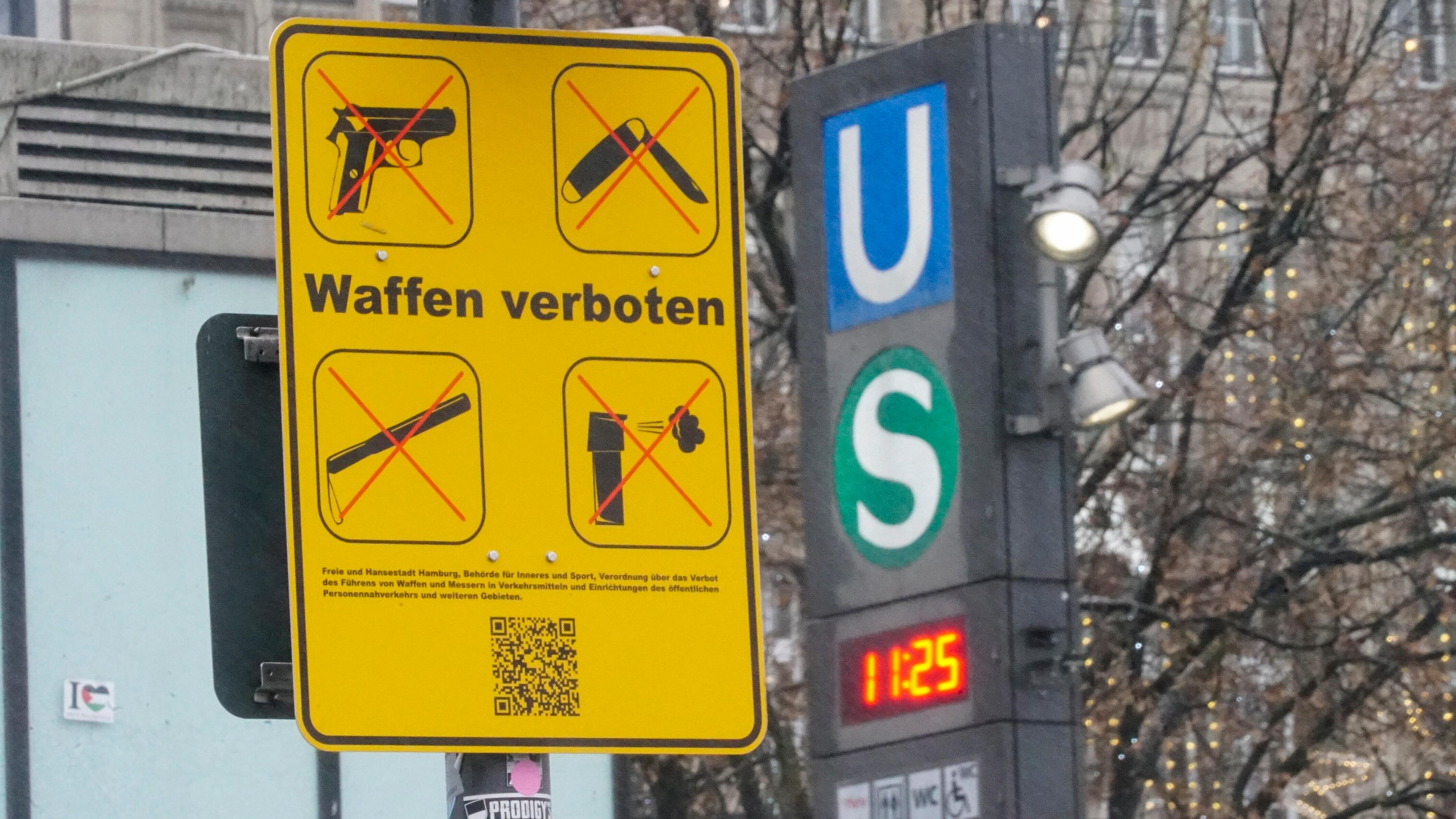 Das Bild zeigt ein Schild, dass auf die Waffenverbotszonen im Hamburger ÖPNV hinweist.