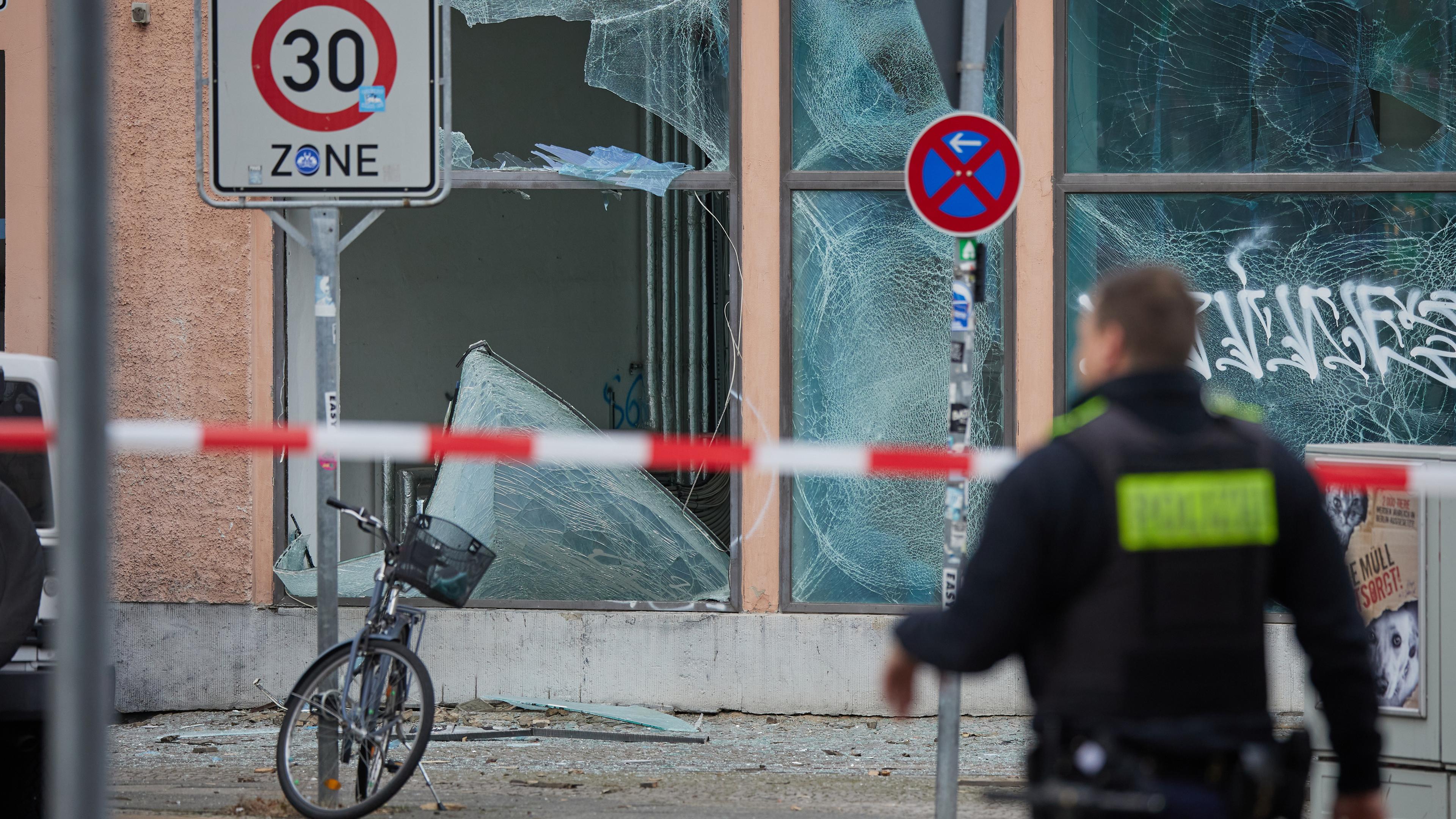 Schwere Schäden durch mutmaßliche Kugelbombe