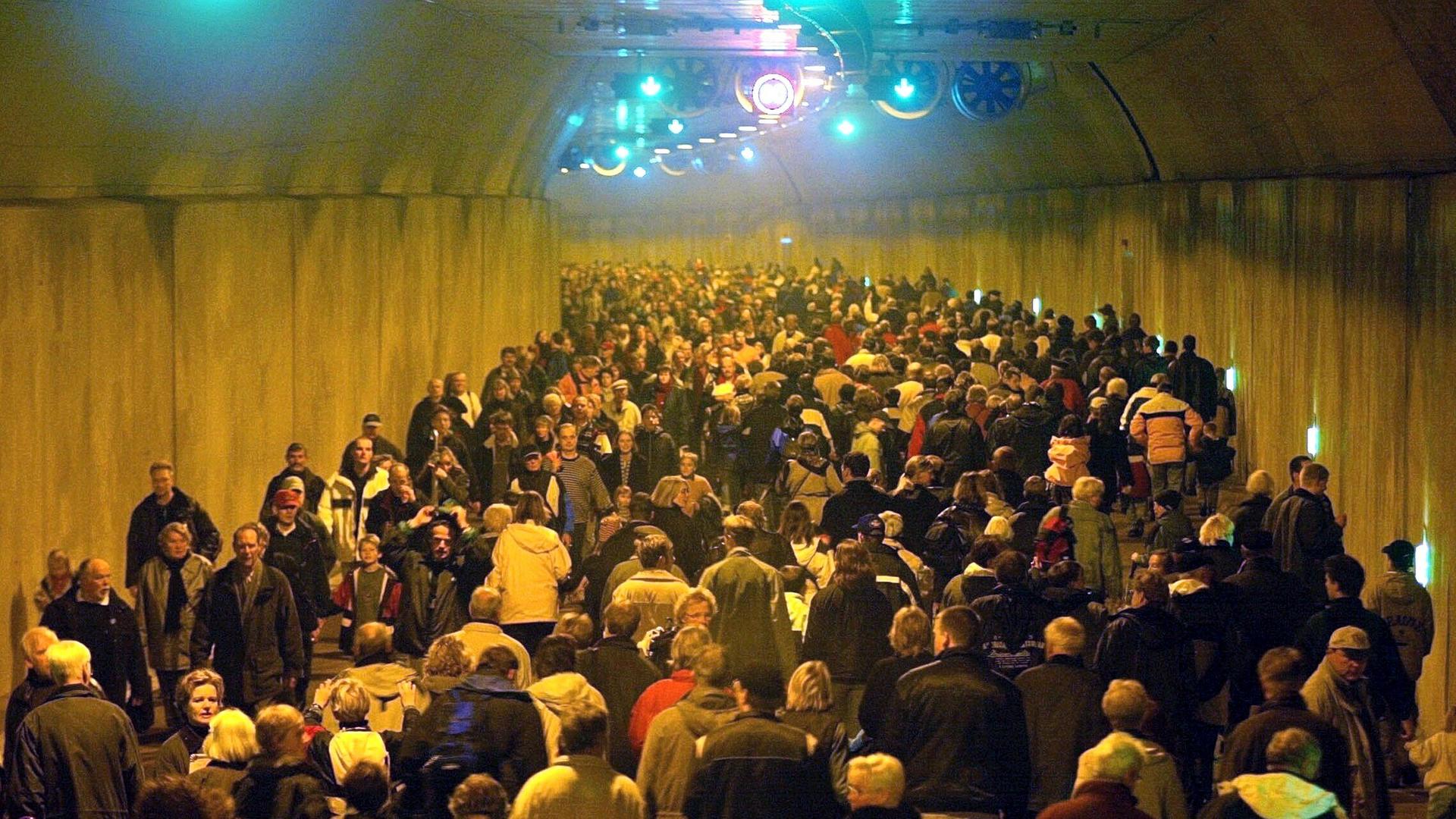 Besucherstau vor dem Hamburger Elbtunnel - Neue Röhre eröffnet - 2002