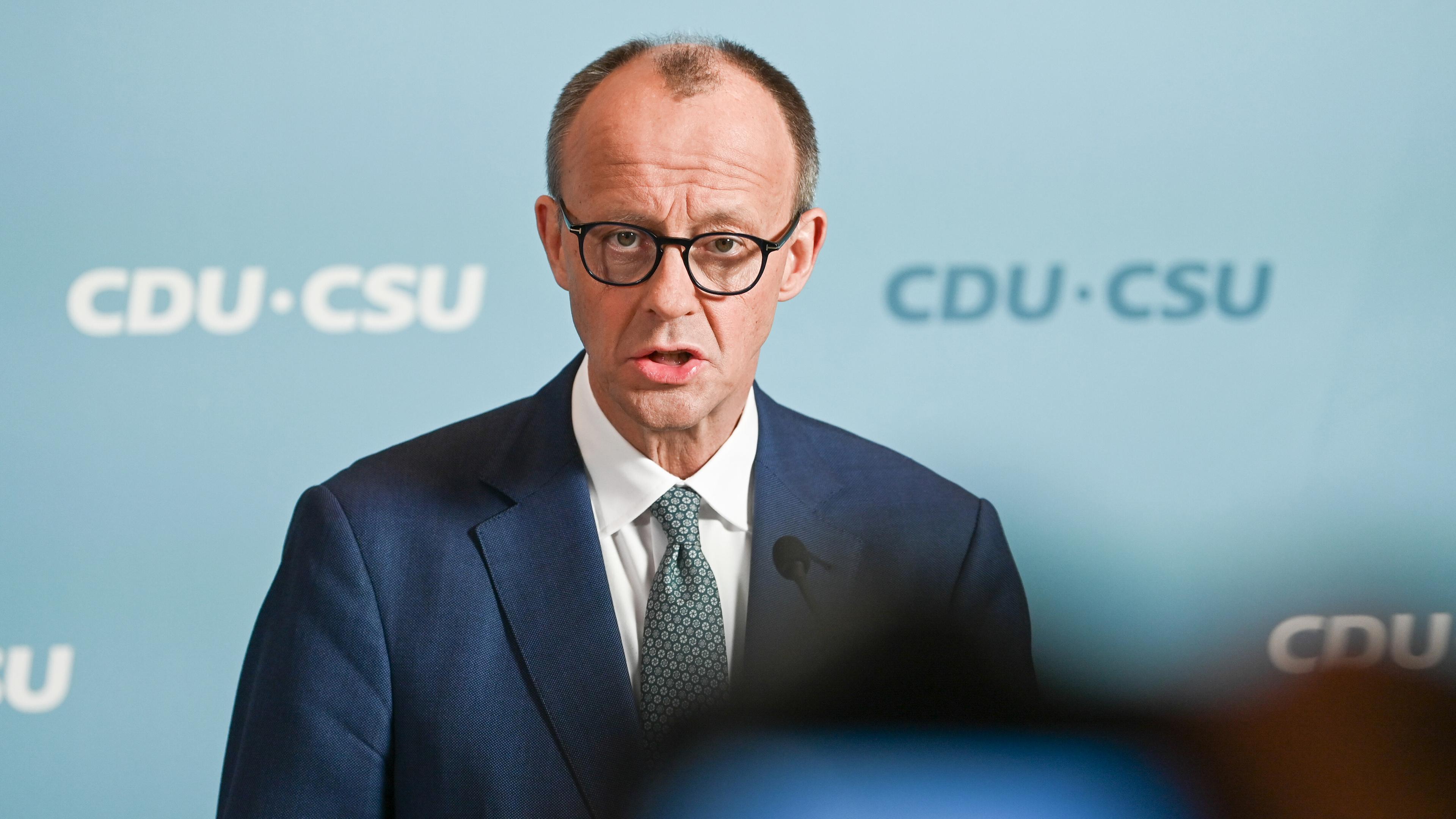 Friedrich Merz gibt ein Statement vor Beginn der Fraktionssitzung im Bundestag