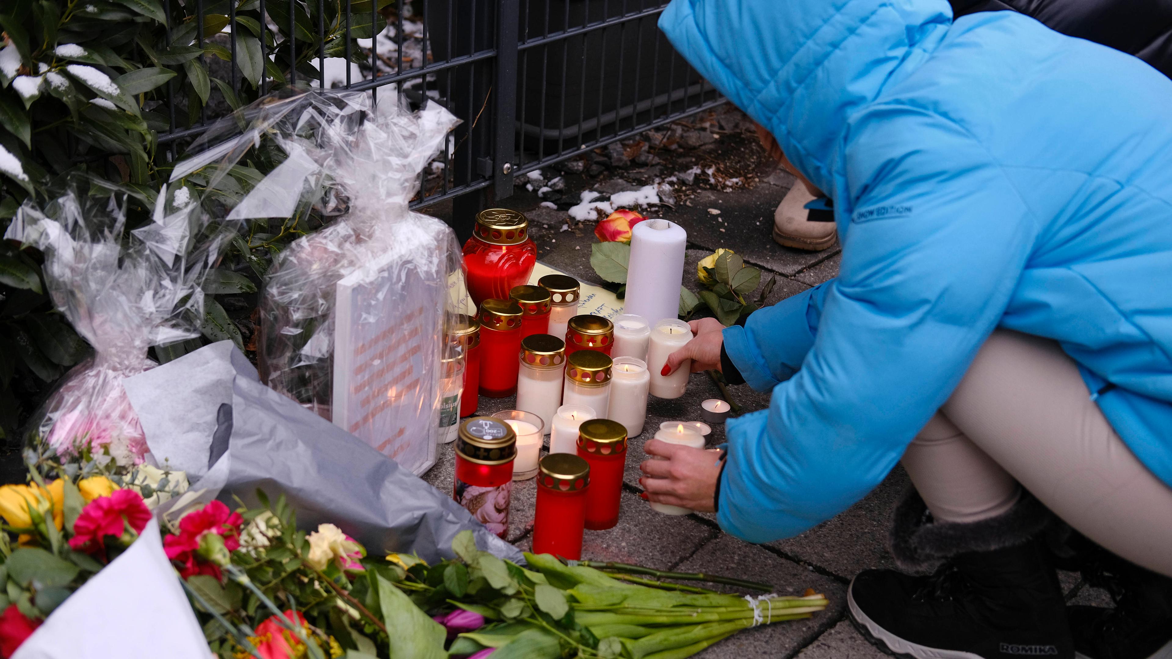 Trauernde zünden Kerzen am Anschlagsort in München an