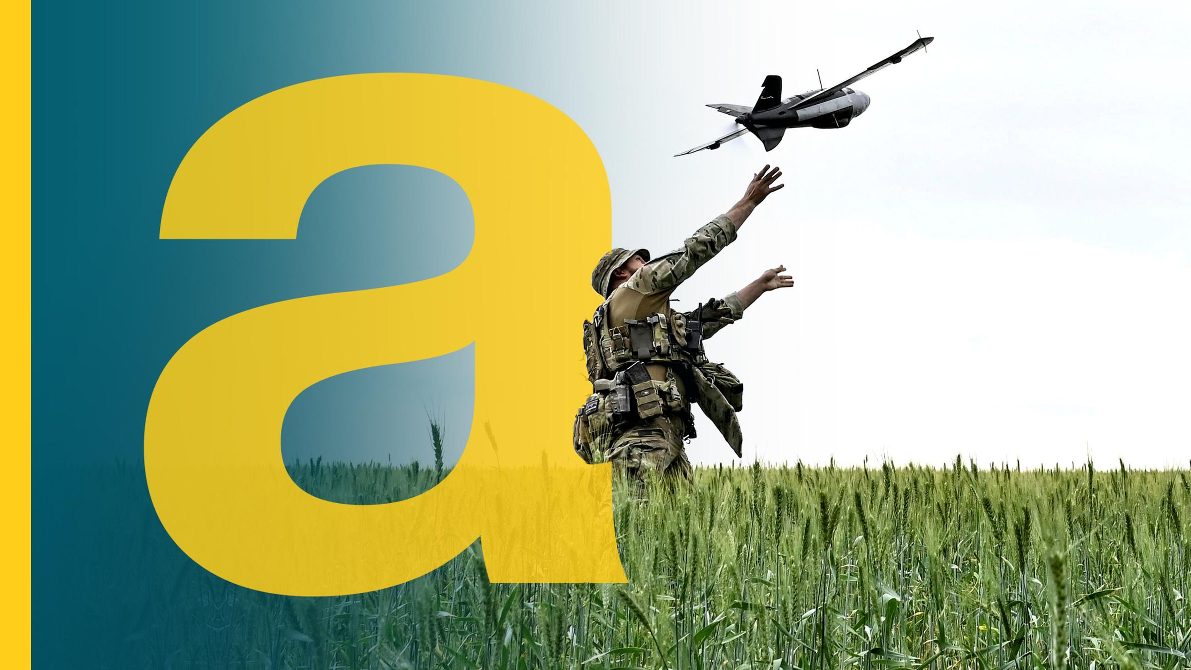 Ukrainischer Soldat steht in einem Feld und streckt die Arme nach einer Drohne aus