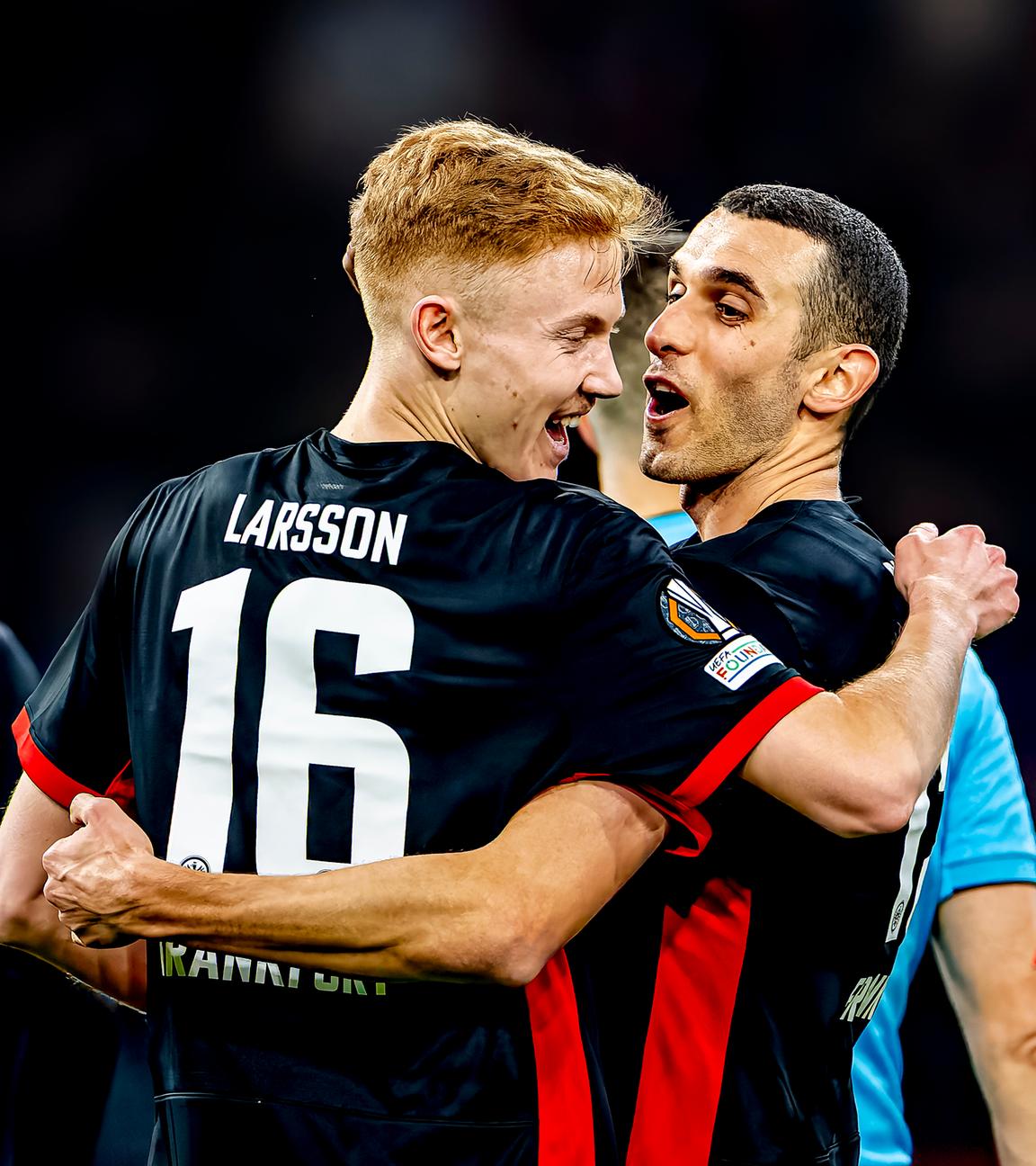 Frankfurts Torschütze Hugo Larsson (l.) lässt sich feiern.