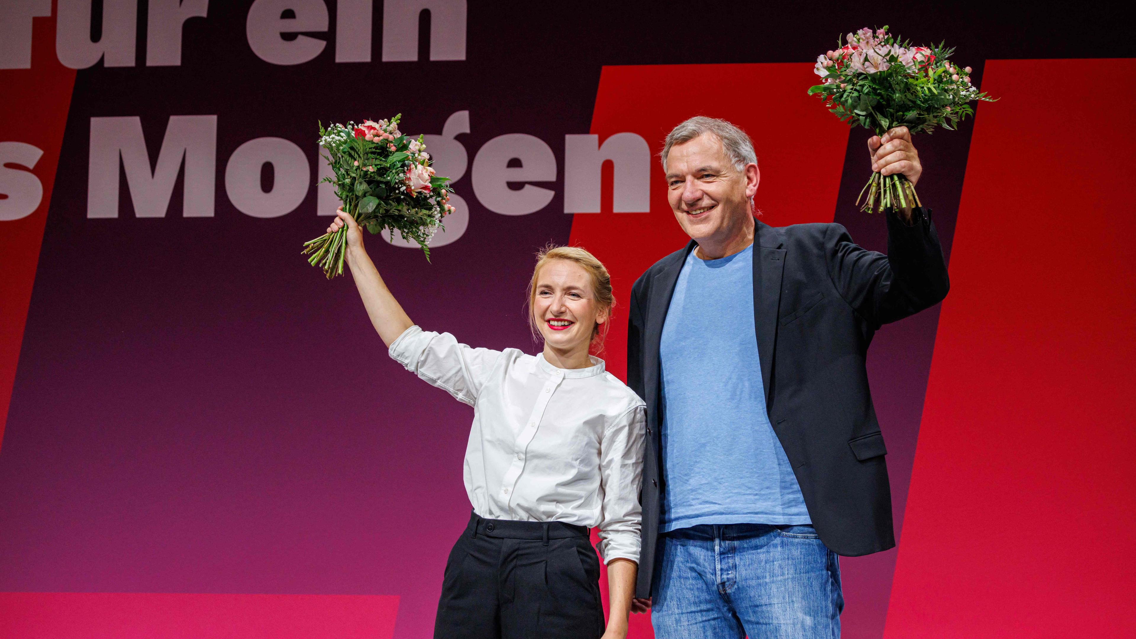 Die neu gewählten Vorsitzenden der Partei die Linke: Ines Schwerdtner (links) und Jan van Aken (rechts).