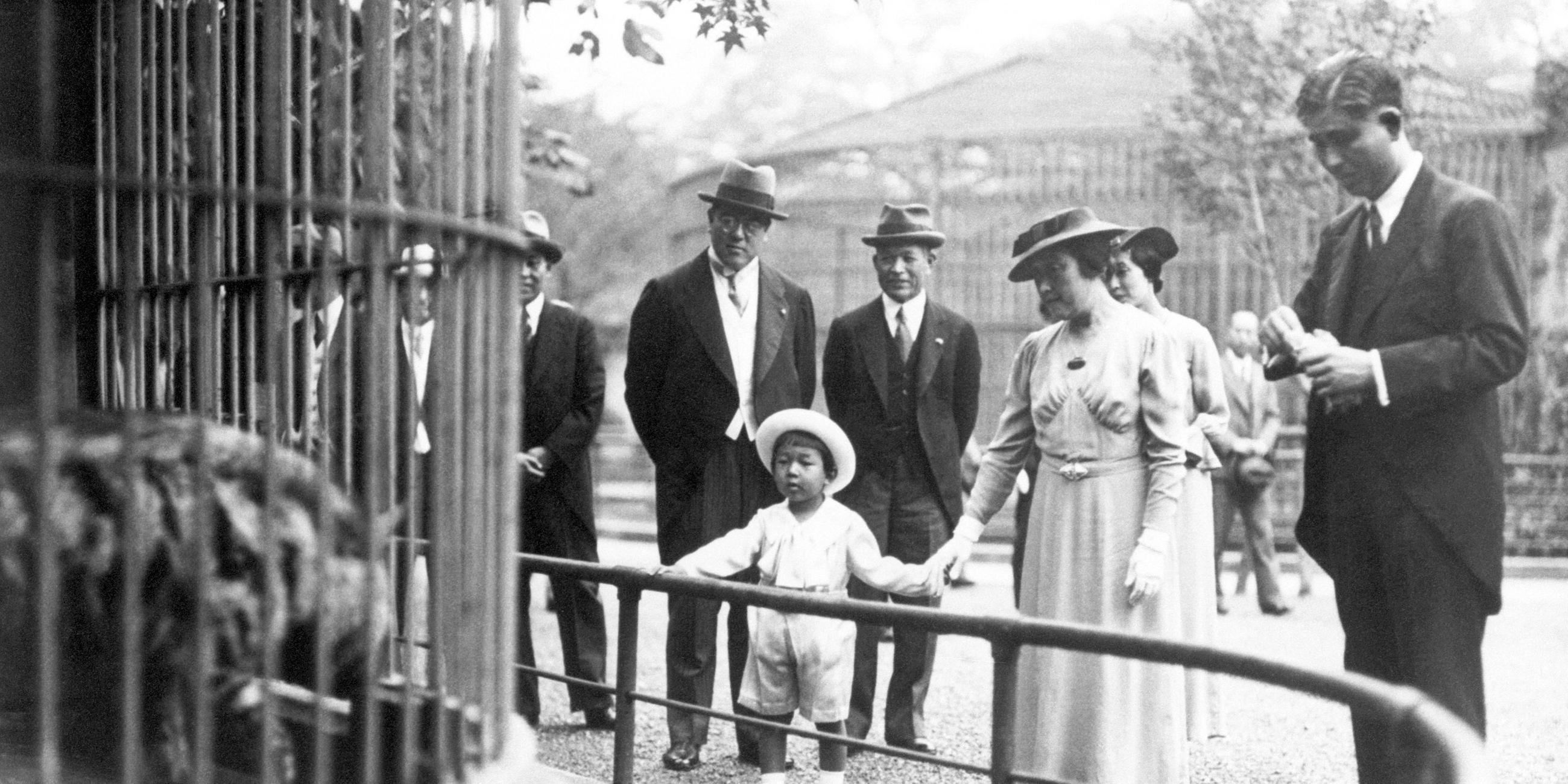 Prinz Akihito als Kind bei einem Zoobesuch in Tokio (Juni 1938)