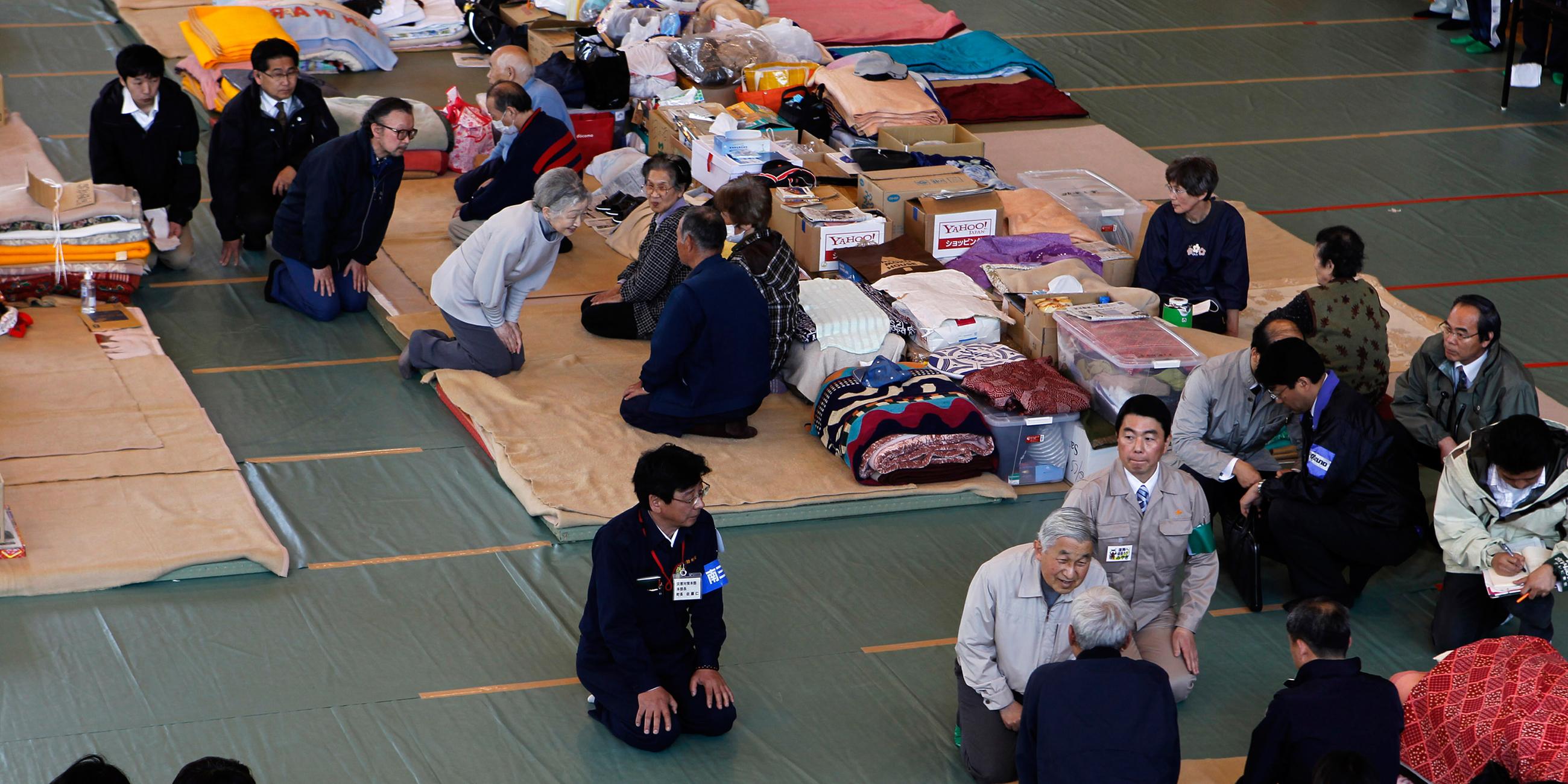 Kaiser Akihito und Kaiserin Michiko besuchen Flüchtlingsunterkunft nach Tsunami (27.04.2011)