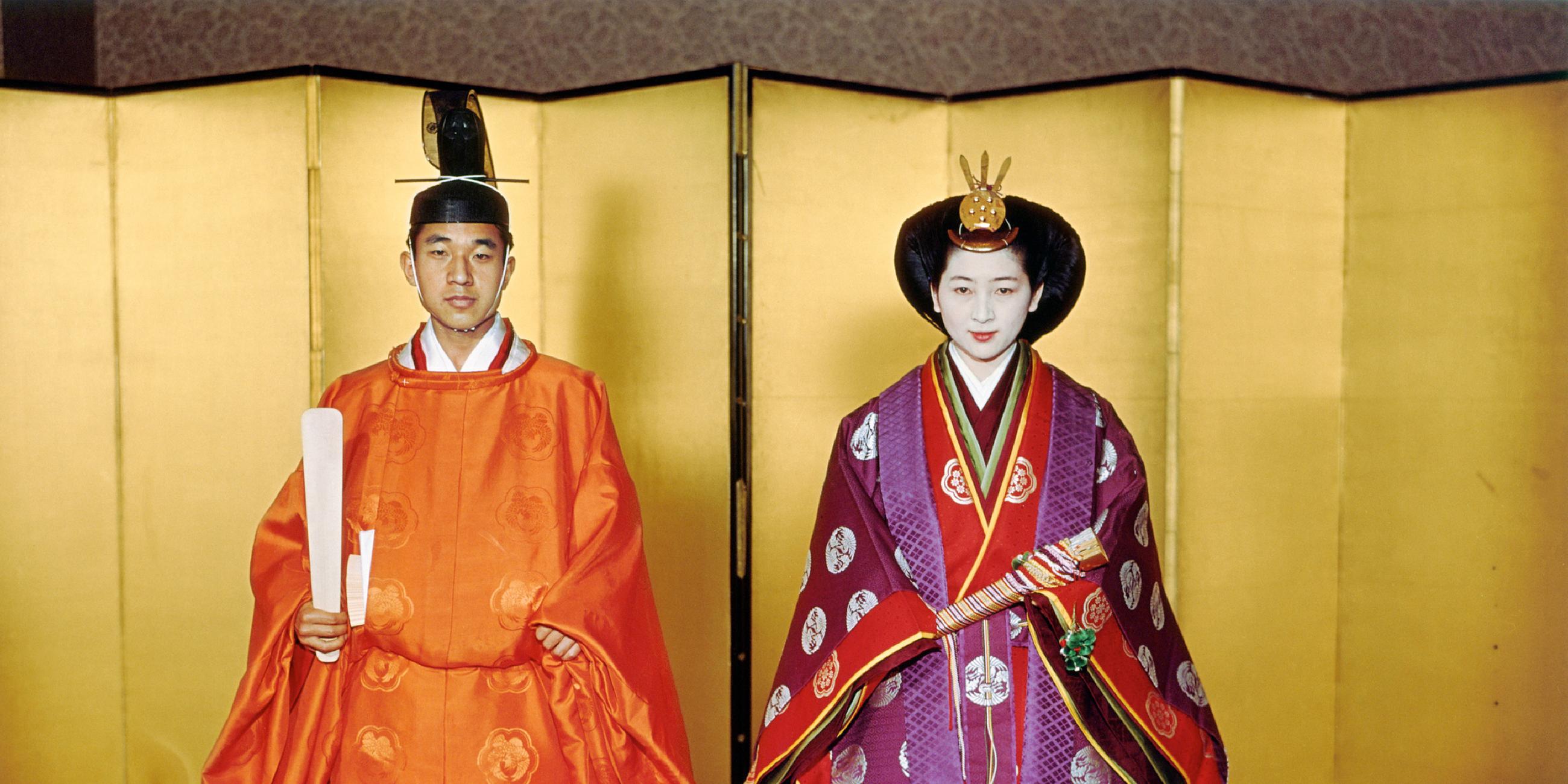 Kronprinz Akihito und Kronprinzessin Michiko nach der Hochzeitszeremonie im königlichen Palast (10.04.1959)