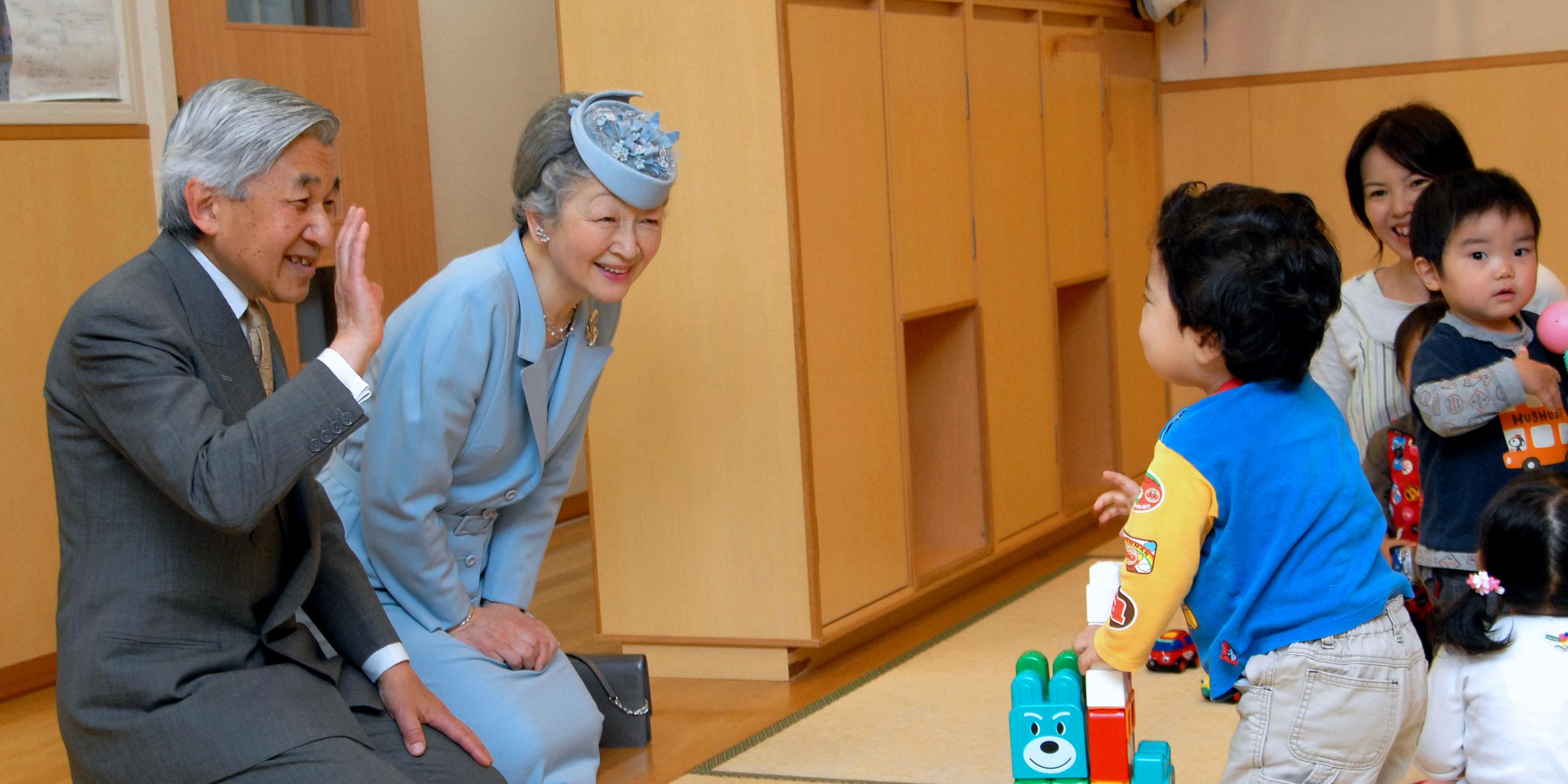 Kaiser Akihito und Kaiserin Michiko besuchen einen Kindergarten (08.05.2006)