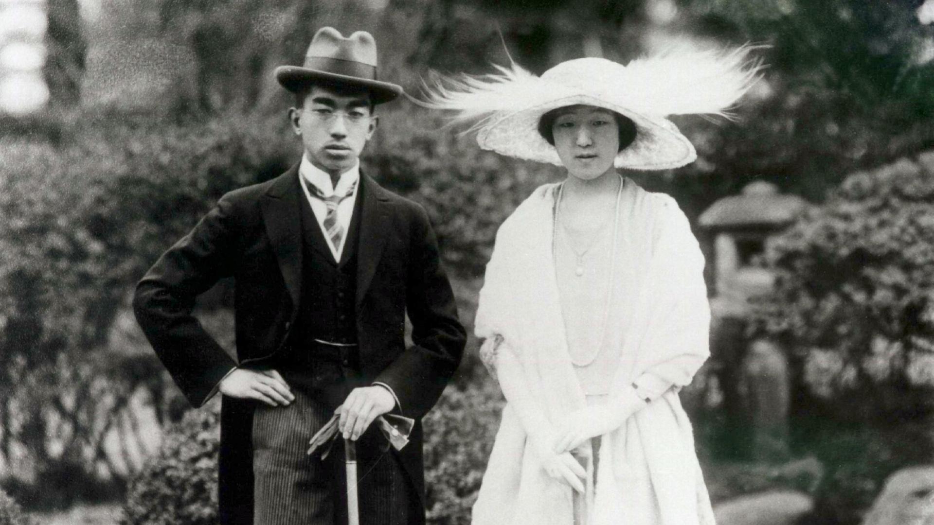 Der japanische Kaiser Hirohito und die Kaiserin Nagako im Garten des Kaiserpalastes in Tokio (März 1924)