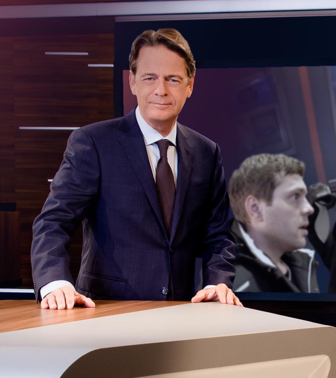 "Aktenzeichen XY... Ungelöst vom 11. Dezember 2024": Moderator Rudi Cerne steht im Studio, im Hintergrund ein Bildschirm, auf dem ein Fall der Sendung abgebildet ist.  