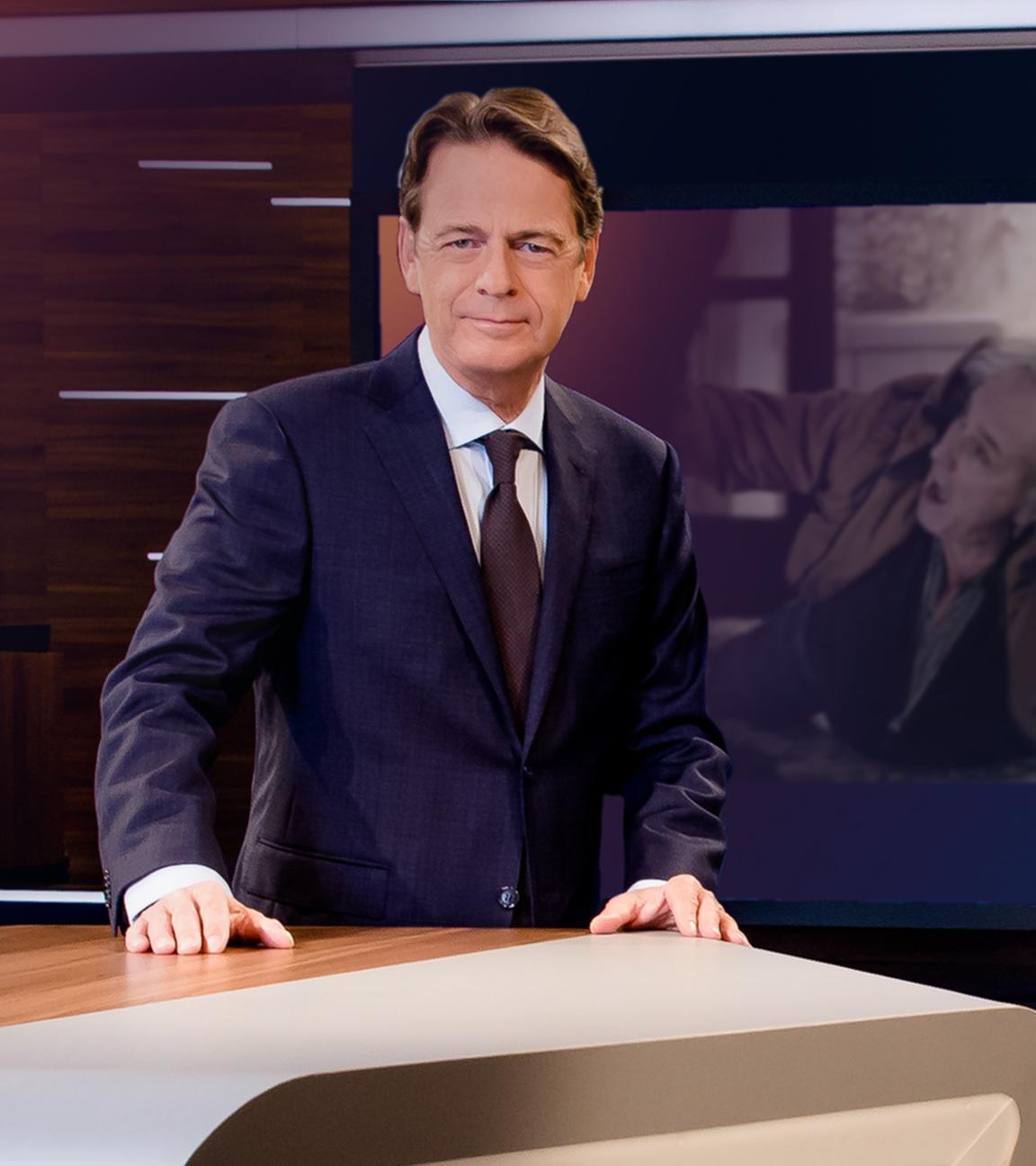 "Aktenzeichen XY... Ungelöst vom 5. Juni 2024": Moderator Rudi Cerne steht im Studio, im Hintergrund ein Bildschirm, auf dem ein Fall der Sendung abgebildet ist.  