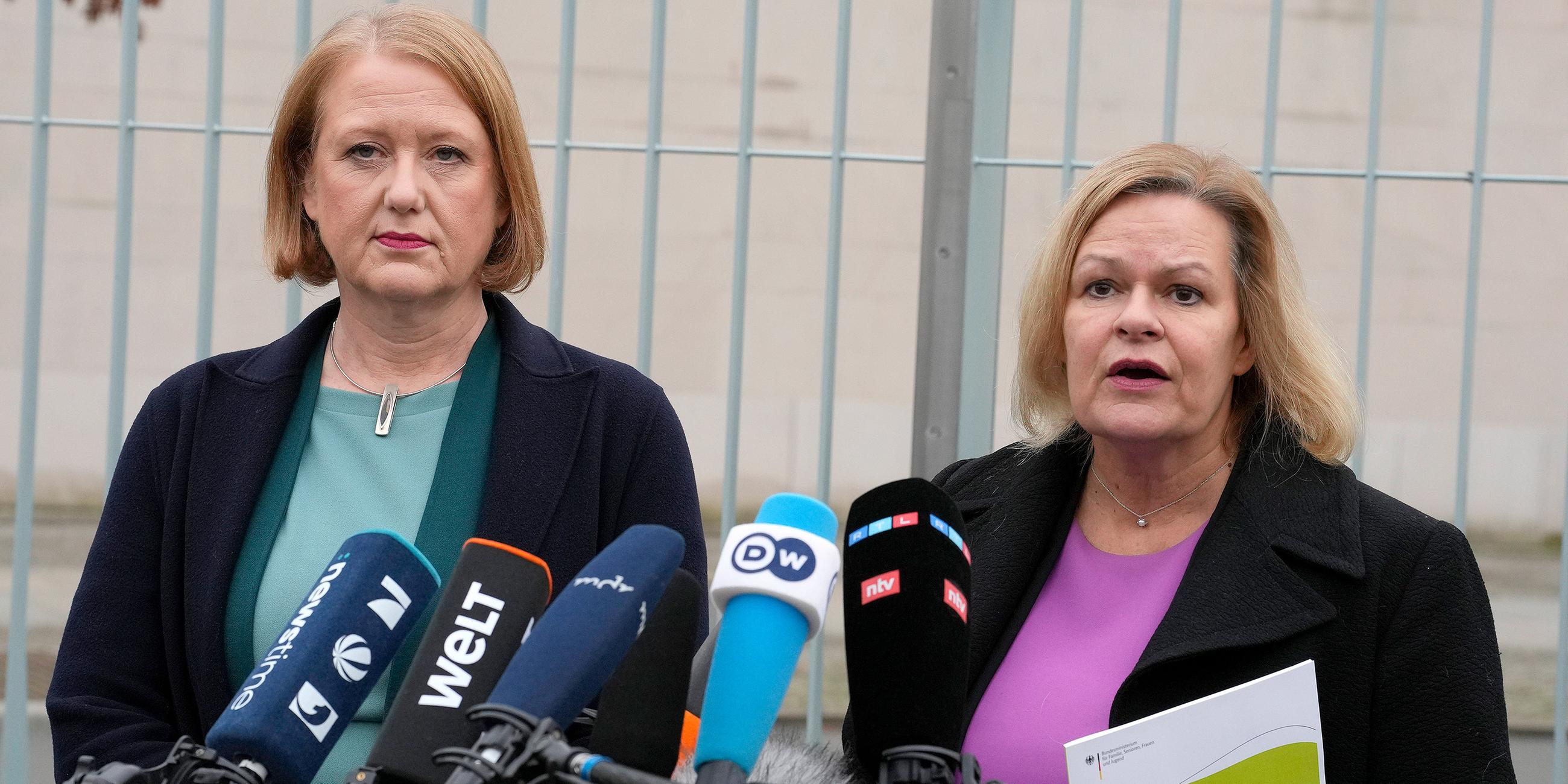 Lisa Paus (l.) und Nancy Faeser verkünden Aktionsplan Menschenhandel und Gewaltstrategien 