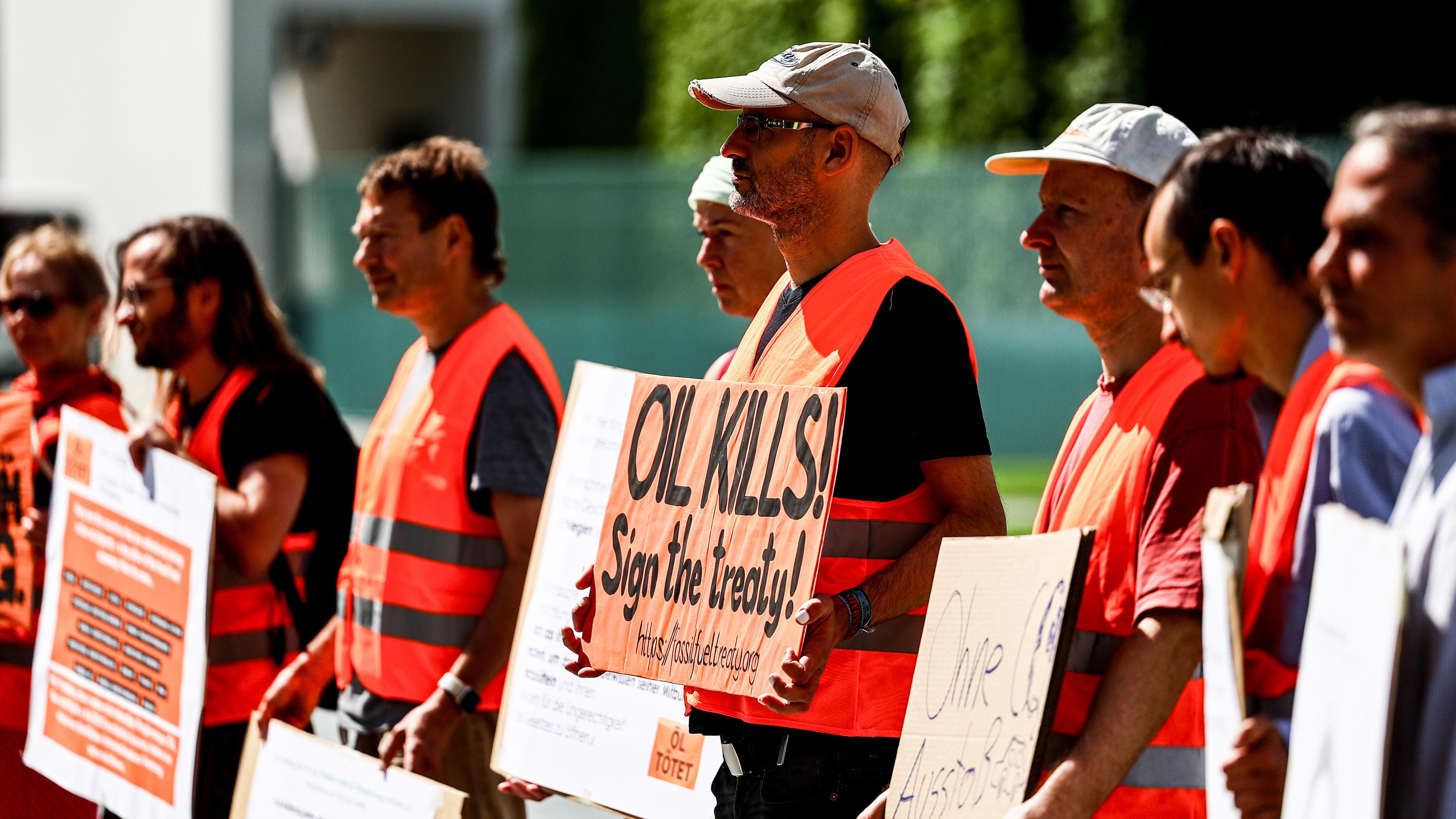 Farbattacke Auf Hotel Adlon - Protest Von Klimaaktivisten - ZDFheute