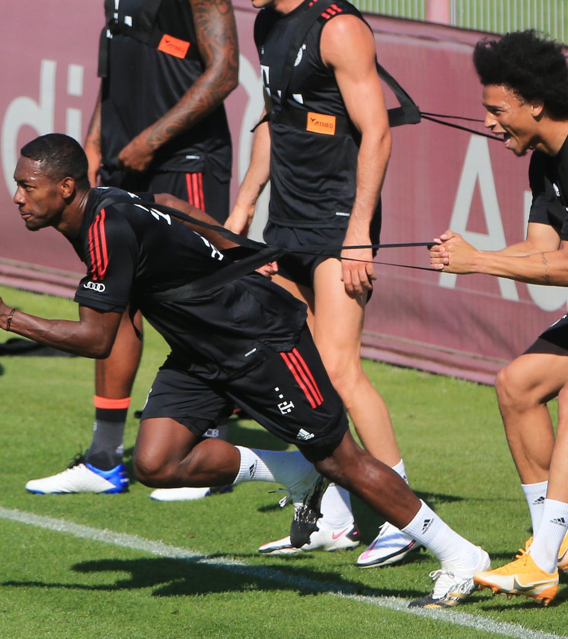 15.09.2020, FC Bayern, Training: David Alaba (links) und Leroy Sane.