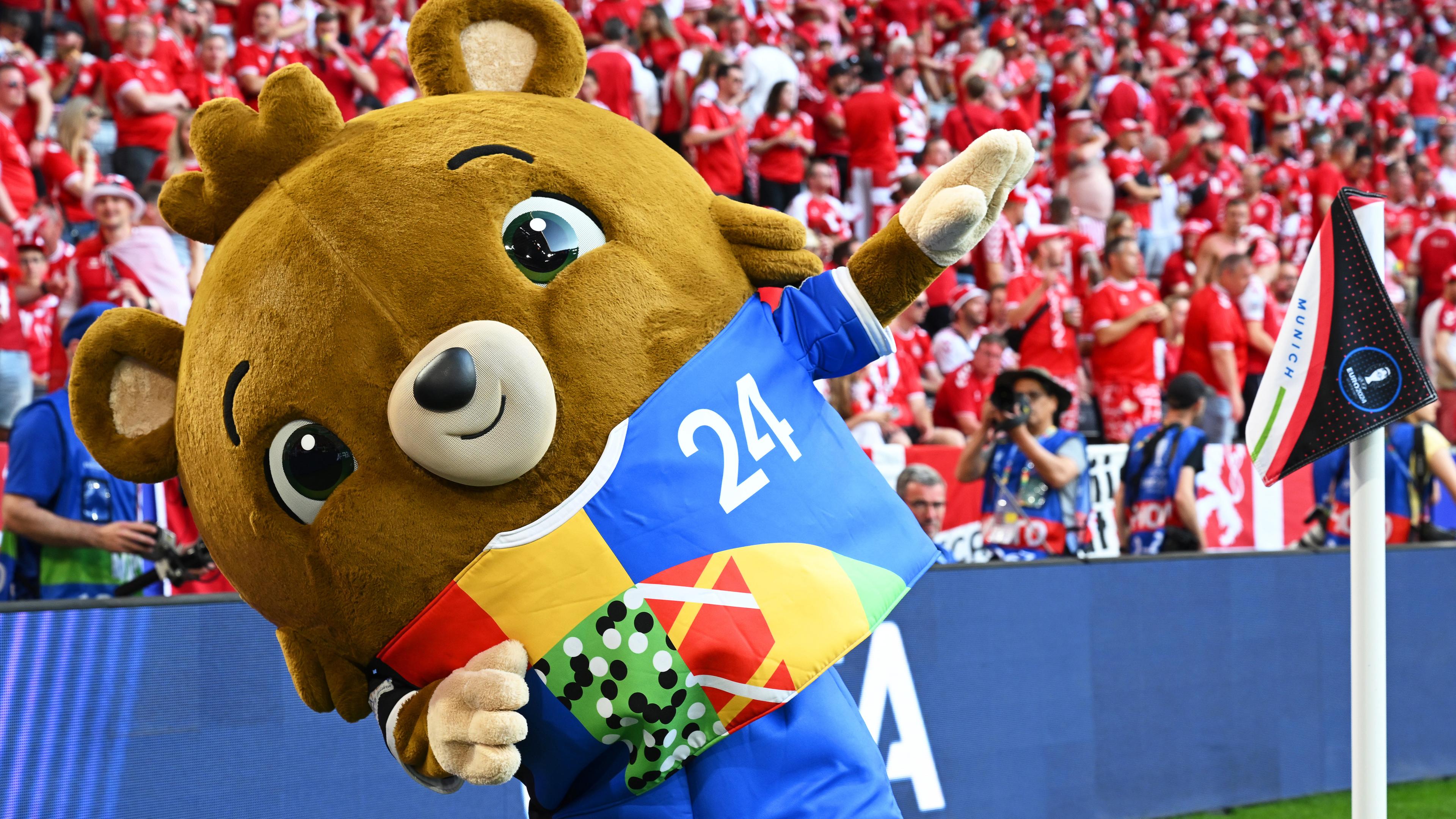 Albärt, offizielles Maskottchen der Fußball-Europameisterschaft, steht vor dem Spiel im Stadion.
