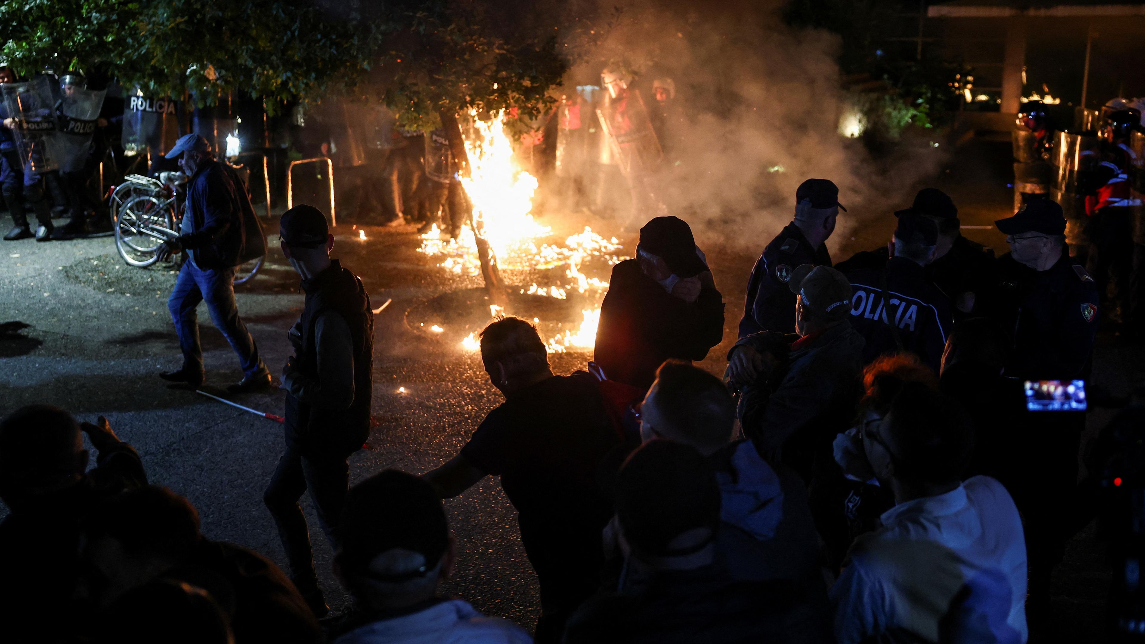 Ein Feuer brennt bei Ausschreitungen in der albanischen Hauptstadt Tirana.