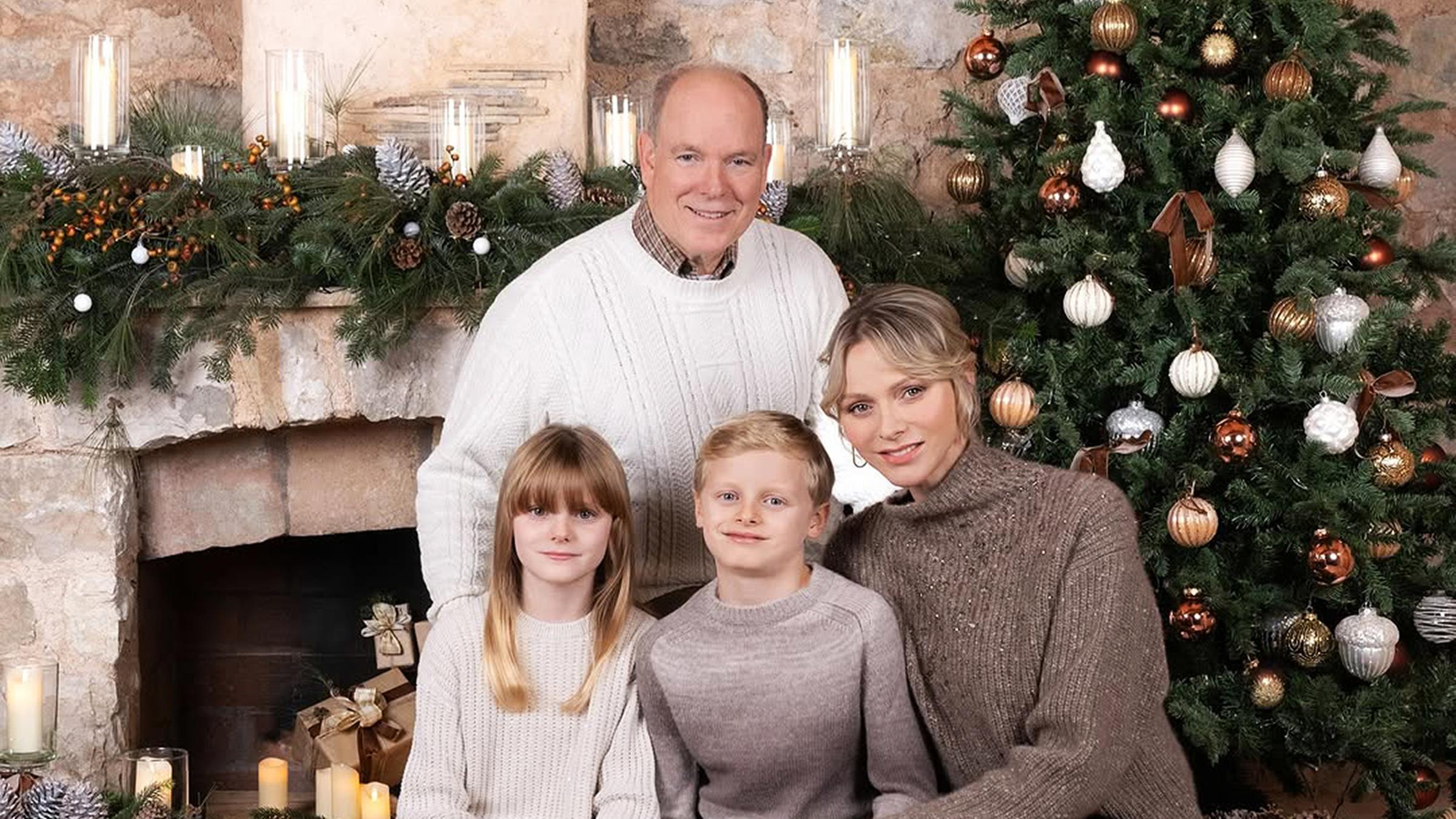 Die monegassische Fürstenfamilie Albert, Charlène und ihre Zwillinge Jaques und Gabriella posieren für ihre Weihnachtskarte.