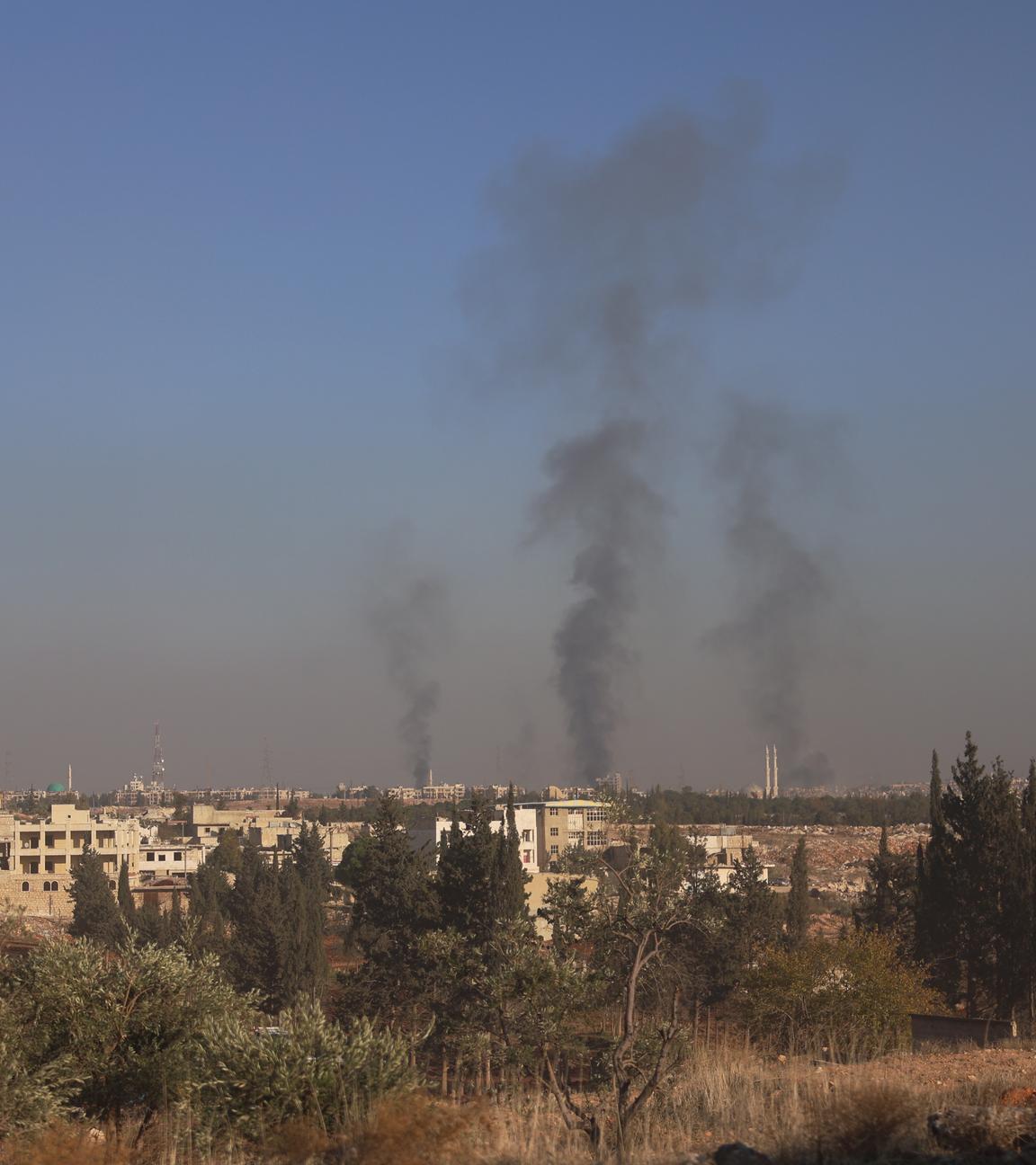 Syrien/Aleppo: Nach den Angriff der Rebellen auf die Regierungstruppen steigt Rauch aus der Stadt. 