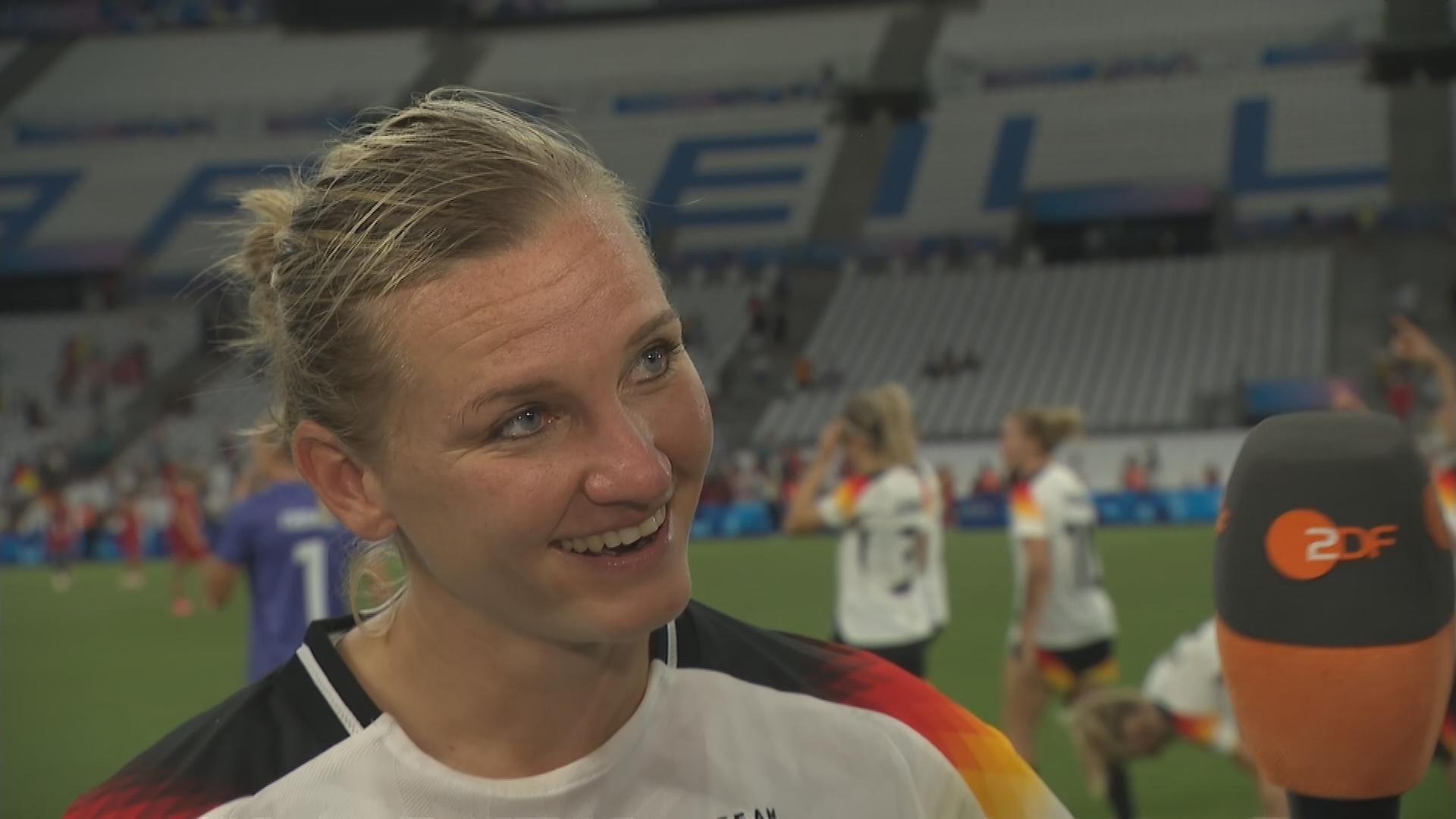 Alexandra Popp im Interview nach dem Spiel gegen Kanada.