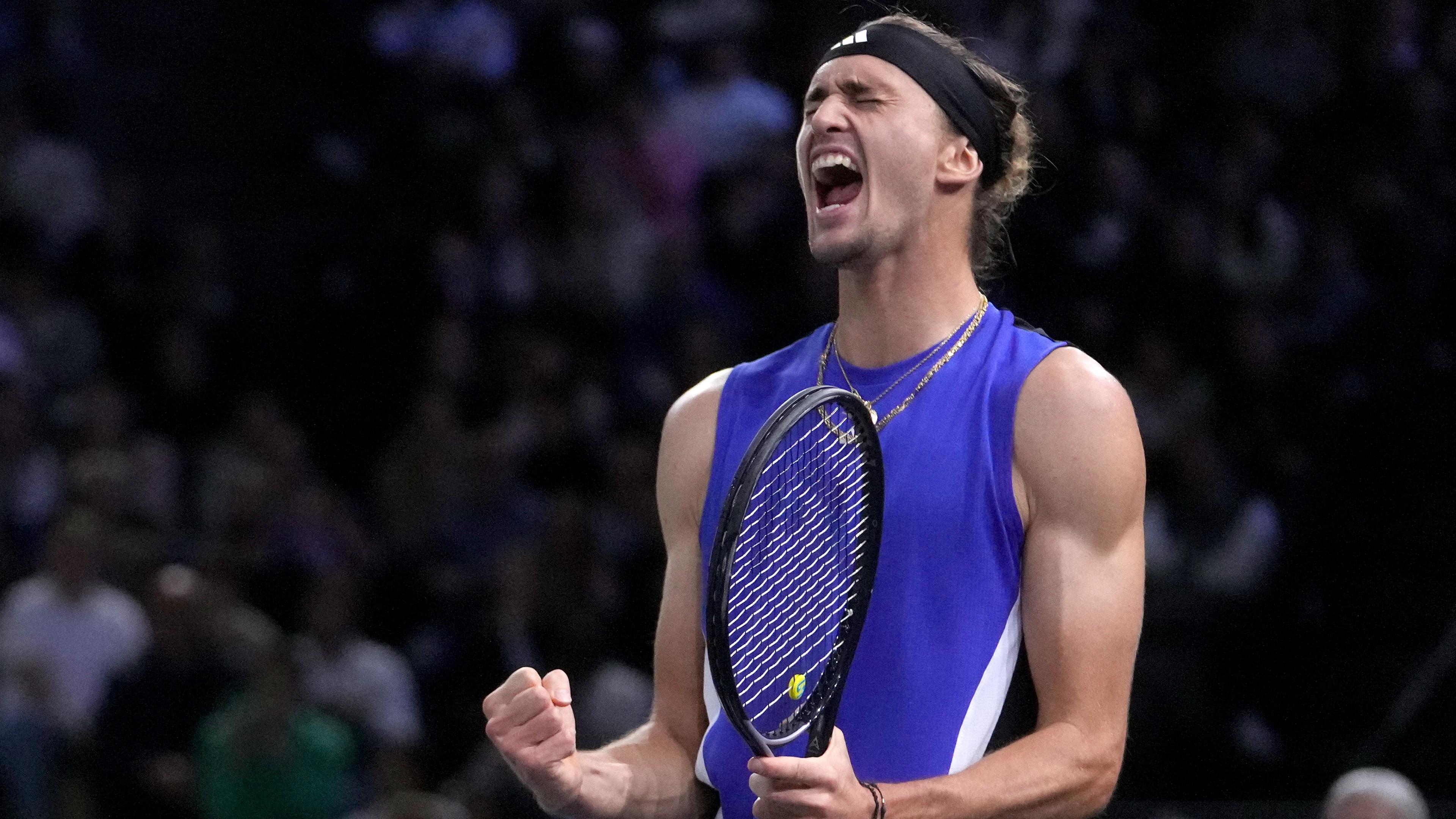 Der deutsche Alexander Zverev reagiert beim Spiel gegen den Dänen H. Rune. 