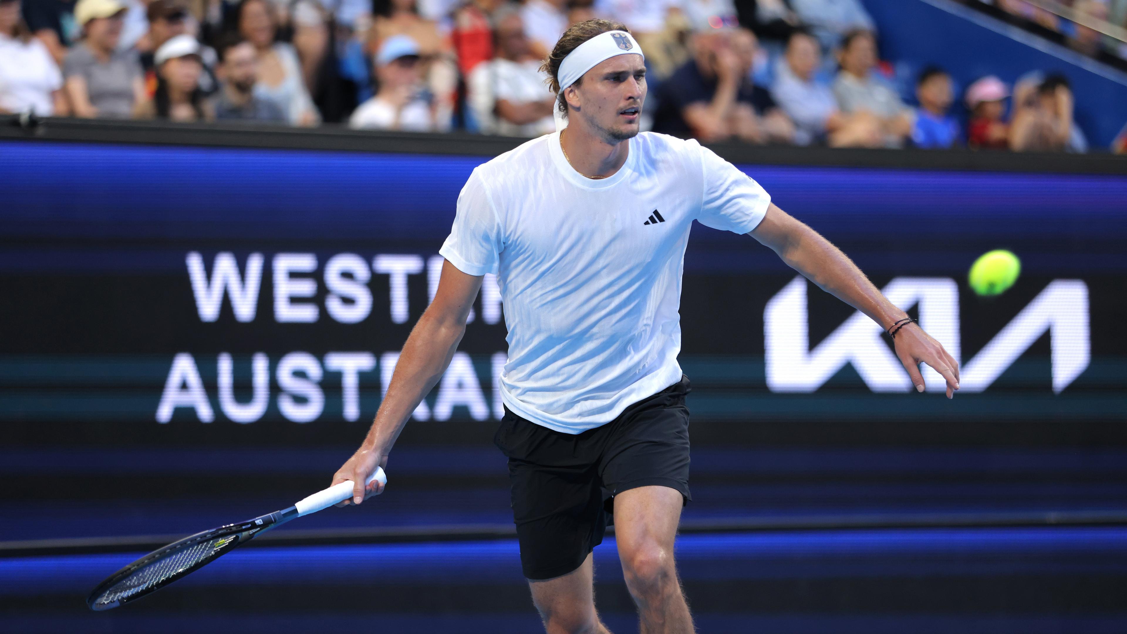  Australien, Perth: Alexander Zverev aus Deutschland im Einsatz gegen Zhizhen Zhang aus China während ihres Gruppenphasenspiels des United Cup 2025