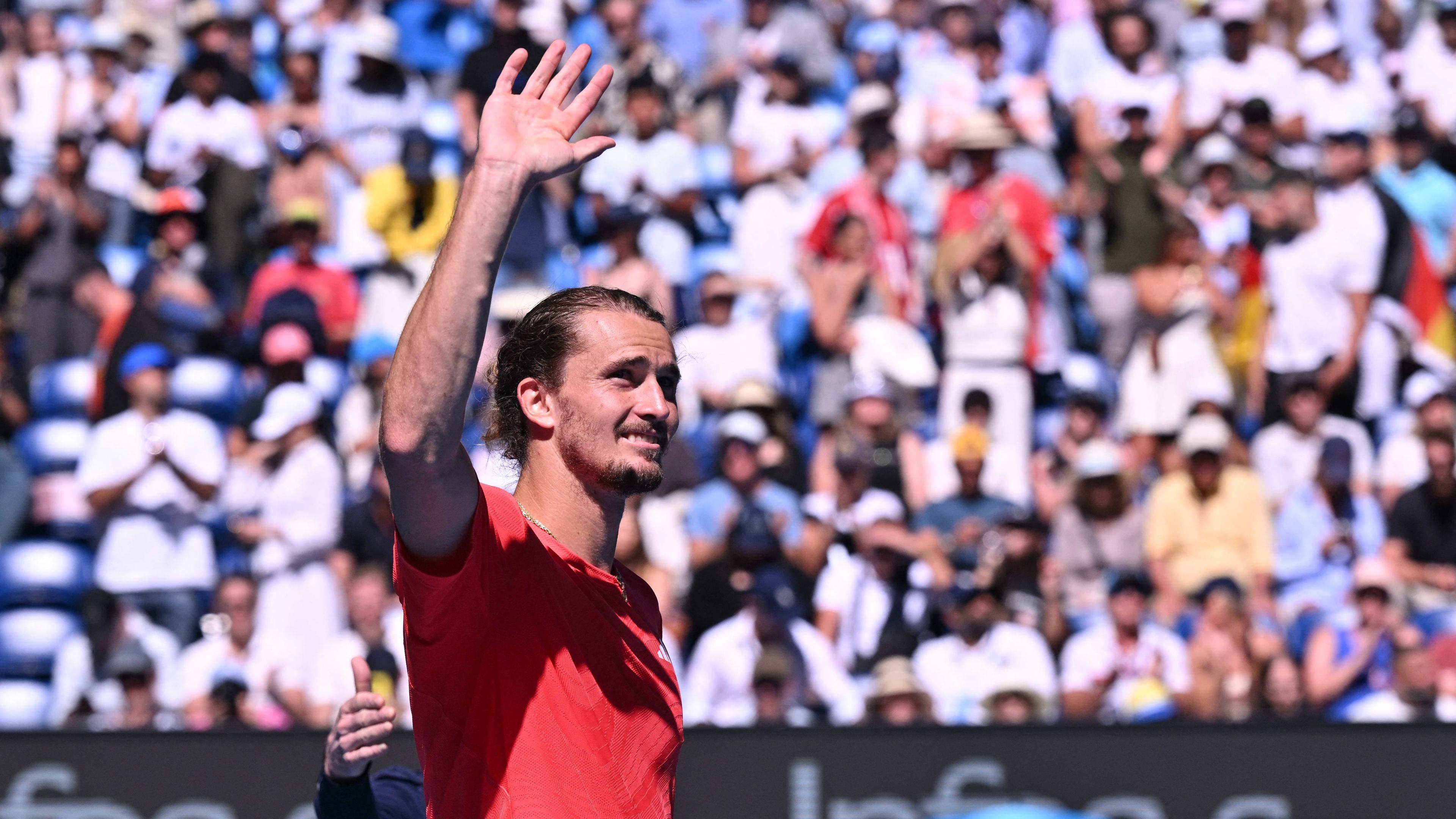 Alexander Zverev winkt den Fans zu.