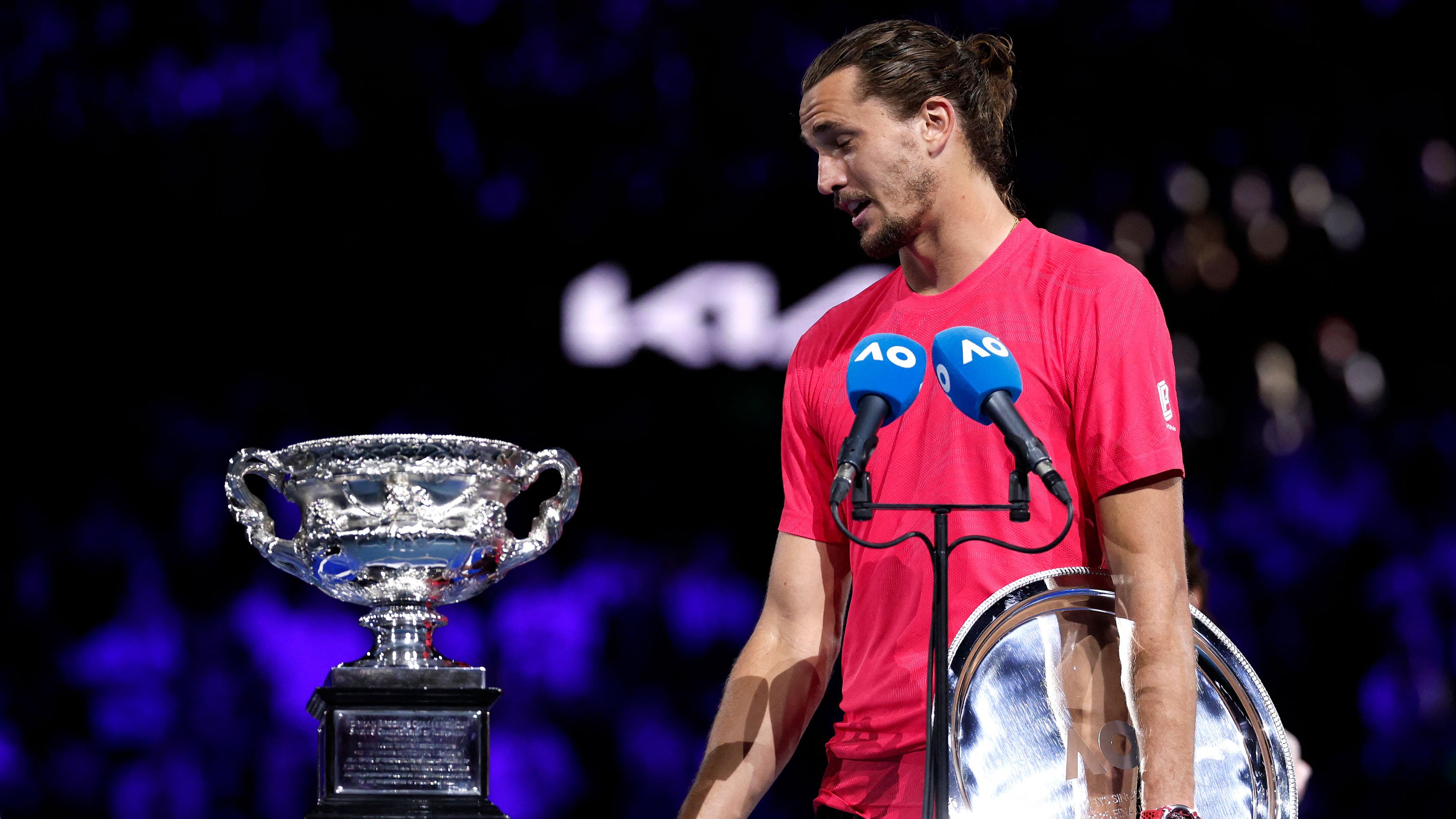 Deutschlands Alexander Zverev mit Pokal zu seinem zweiten Platz bei den Australian Open am 26.01.2025.