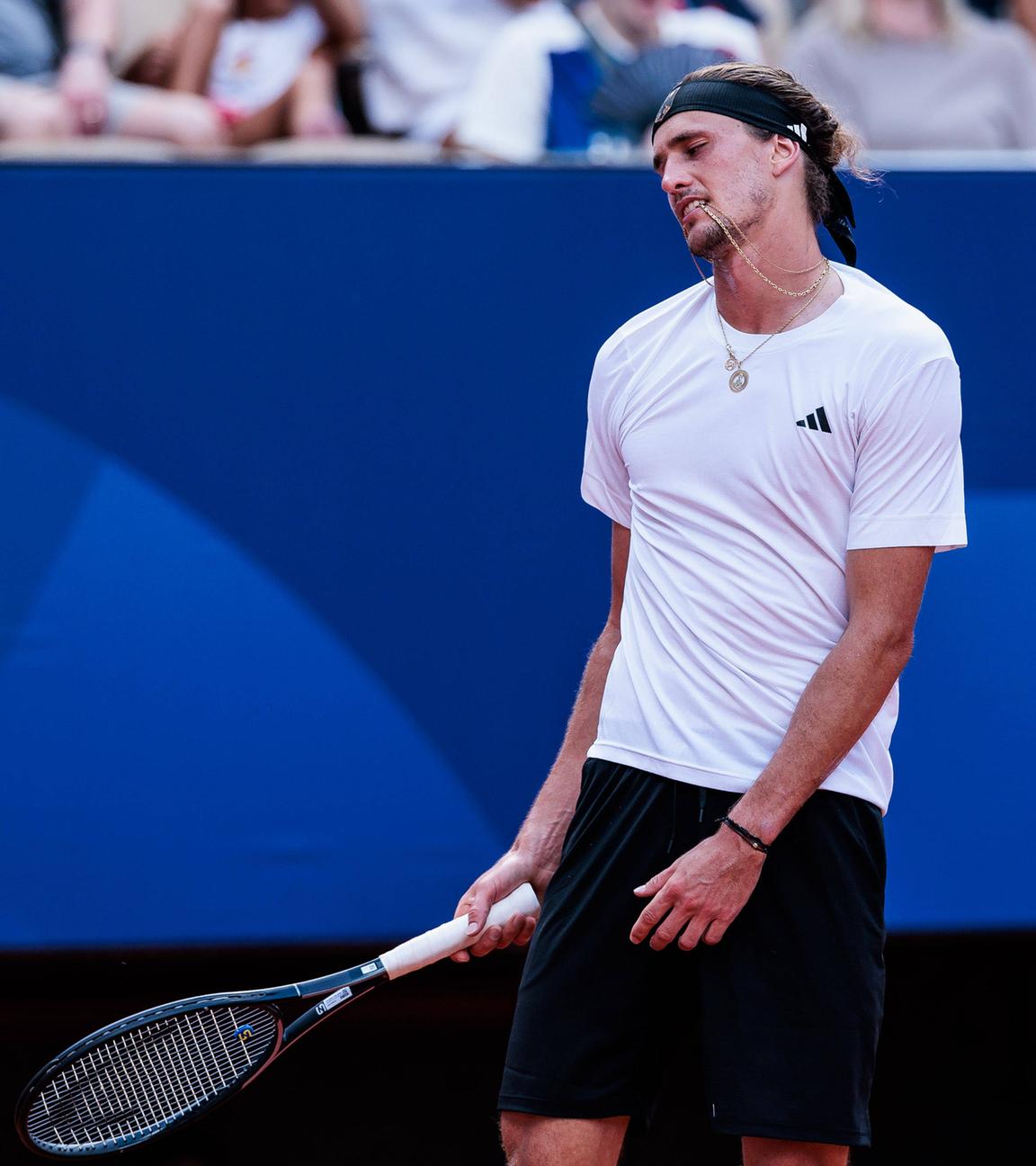 Der deutsche Tennisspieler Alexander Zverev ist enttäuscht während des Spiels gegen Lorenzo Musetti. 