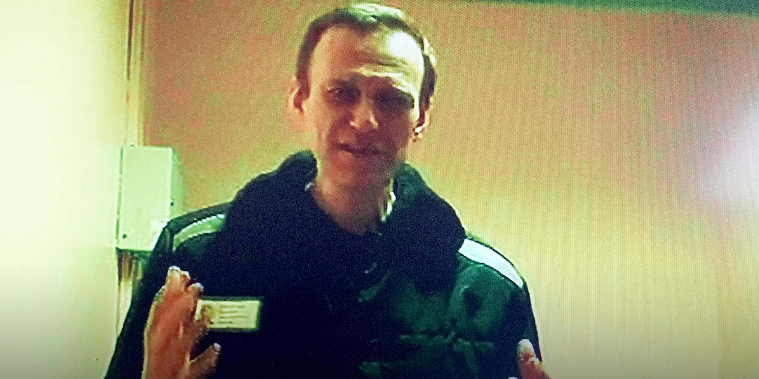 Alexej Nawalny ist per Videolink bei einer Anhörung auf einem Monitor im Moskauer Bezirksgericht Babushkinsky zu sehen, aufgenommen am 26.04.2023 