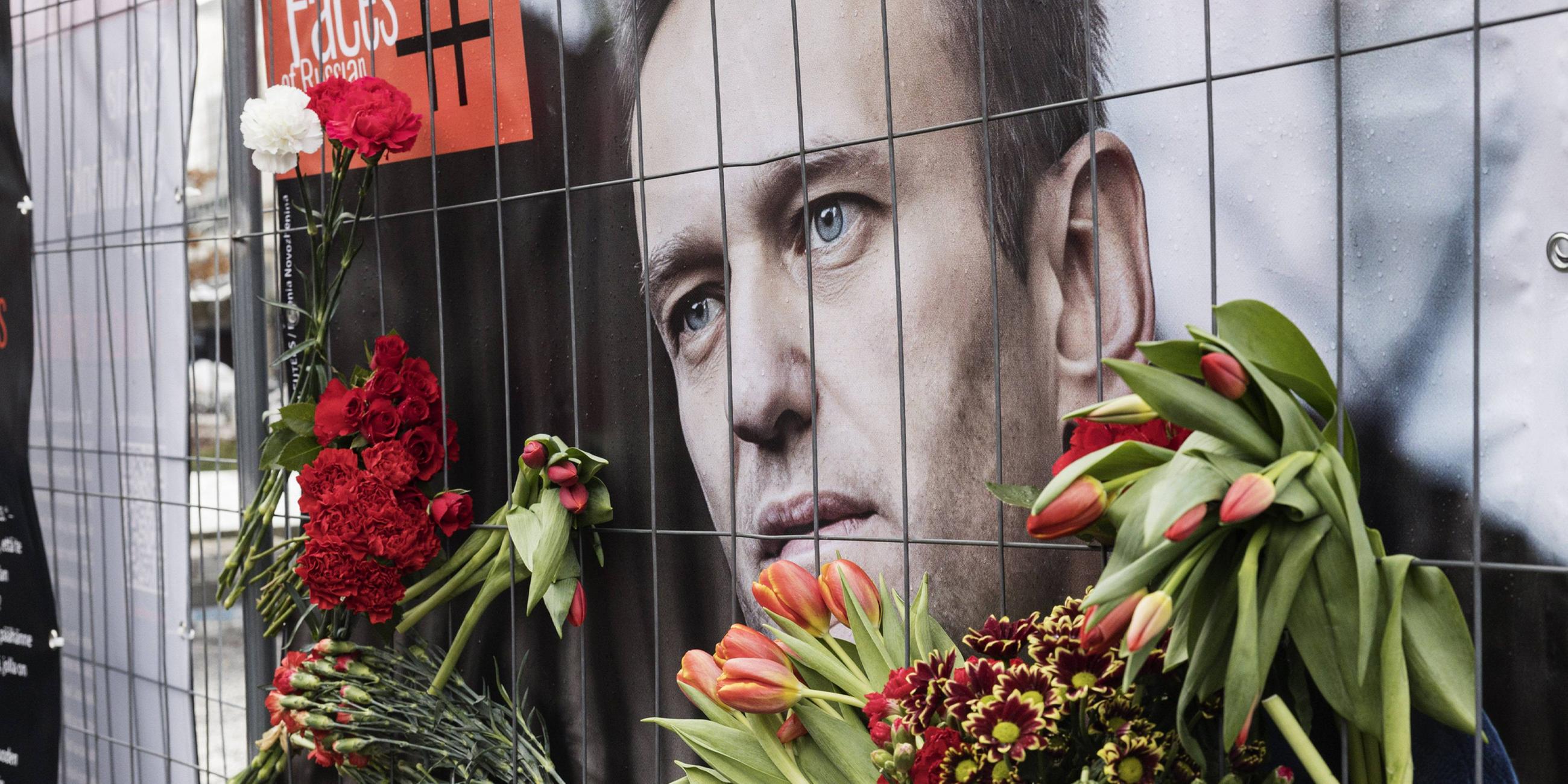 Menschen nehmen am 17.02.2024 an einer Kundgebung in Helsinki, Finnland, teil, nachdem der russische Oppositionsführer Alexej Nawalny gestern im Gefängnis gestorben ist.