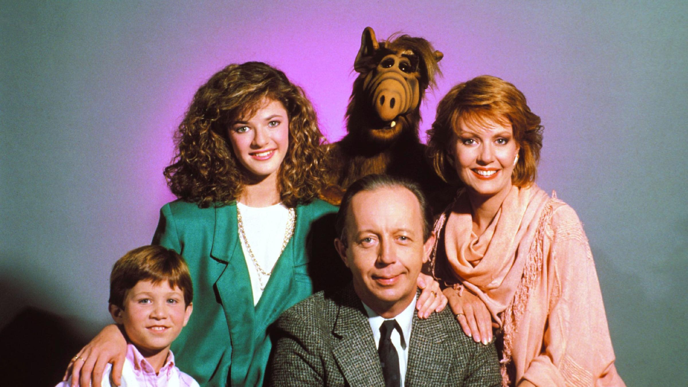 Alf die Familie Tanner mit Vater Willie Tanner (Max Wright, M), Mutter Kate (Anne Schedeen), Tochter Lynn (Andrea Elson) und Brian Tanner (Benji Gregory) in einer Szene der Serie "Alf" (undatierte Aufnahme). 