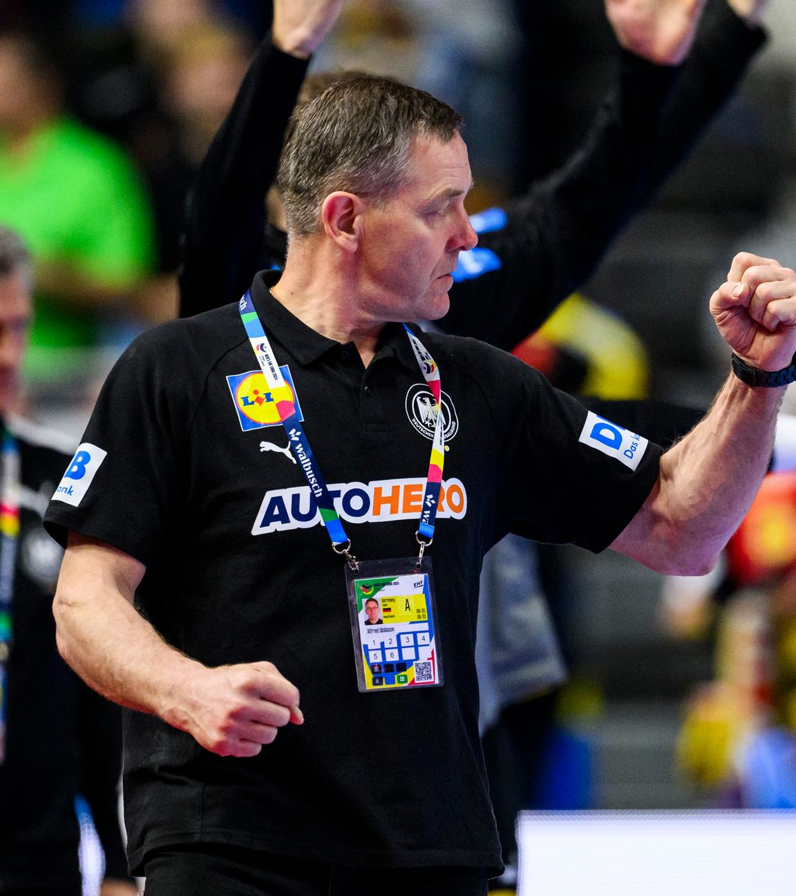 Nordrhein-Westfalen, Köln: Handball: EM, Schweden - Deutschland, Finalrunde, Finalrunde, Spiel um Platz 3, Lanxess Arena. Deutschlands Trainer Alfred Gislason jubelt.