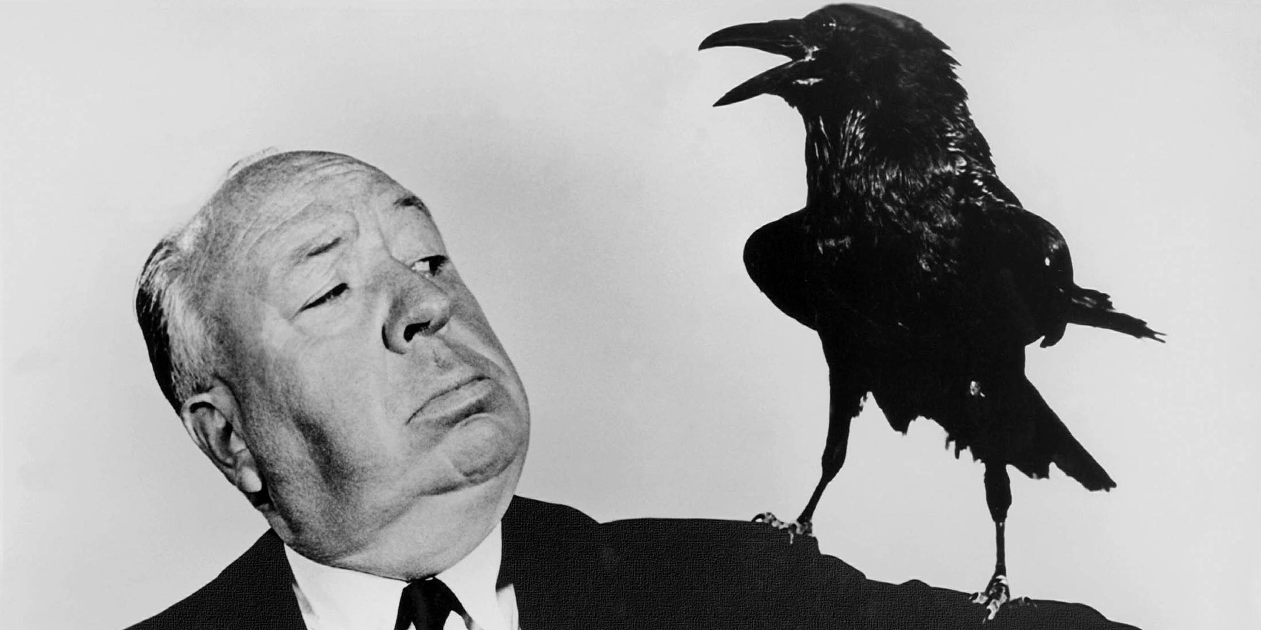 Alfred Hitchcock hat eine Krähe auf seiner Schulter.