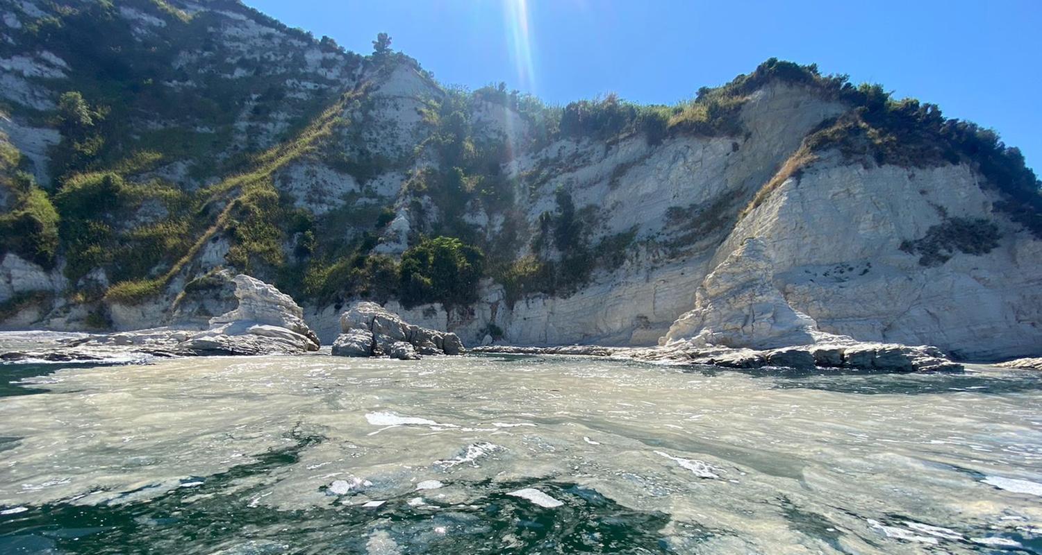 Algenschleim ist auf der Wasseroberfläche des Meeres an der Küste bei Ancona zu sehen.