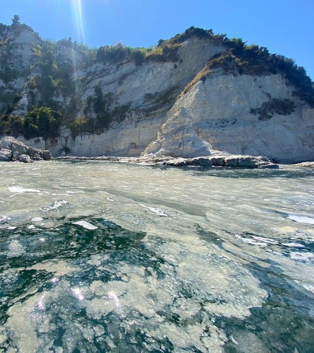Algenschleim ist auf der Wasseroberfläche des Meeres an der Küste bei Ancona zu sehen.