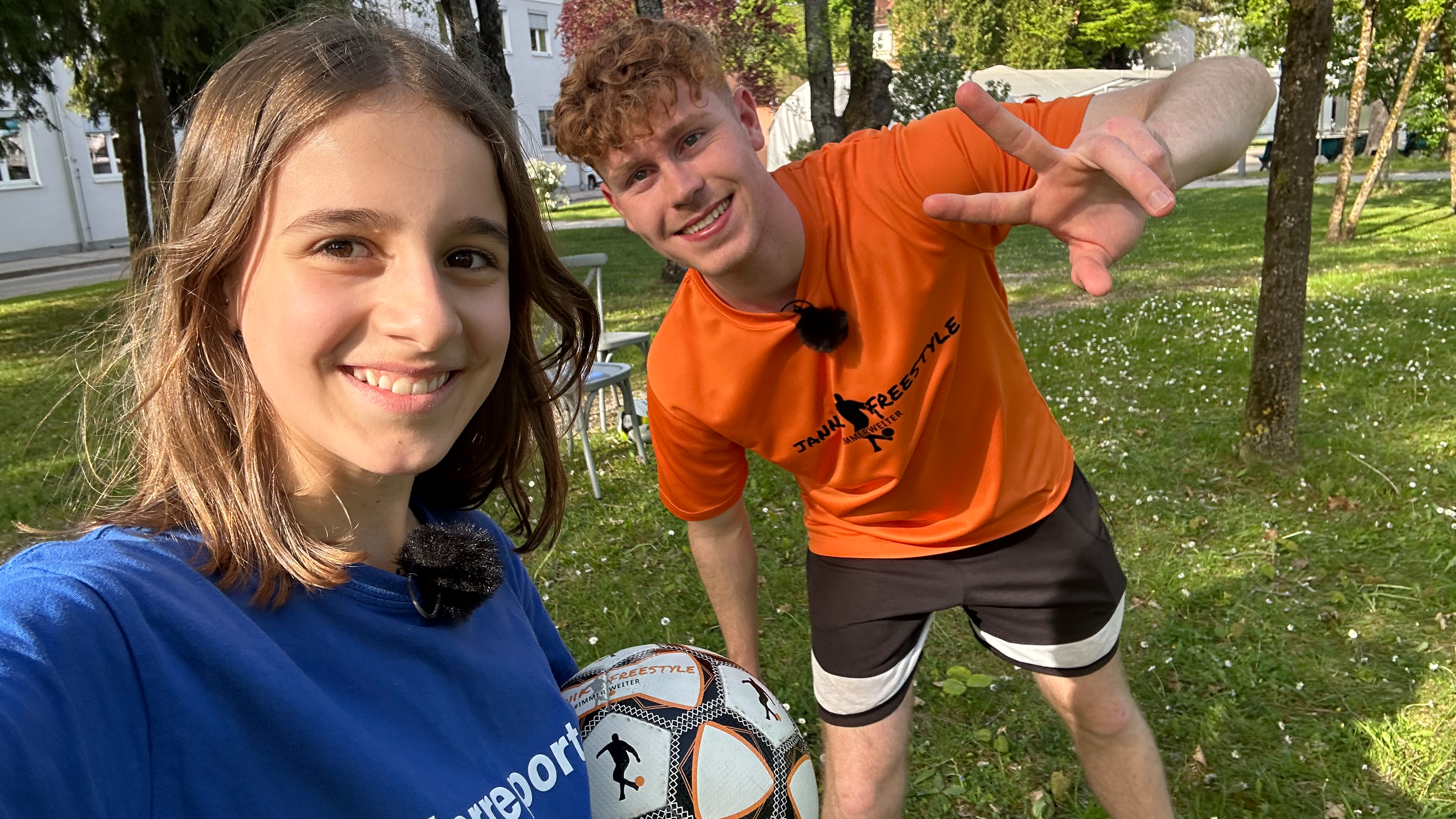 Alice mit Jannik Freestyle auf einem Rasen und mit einem Fußball