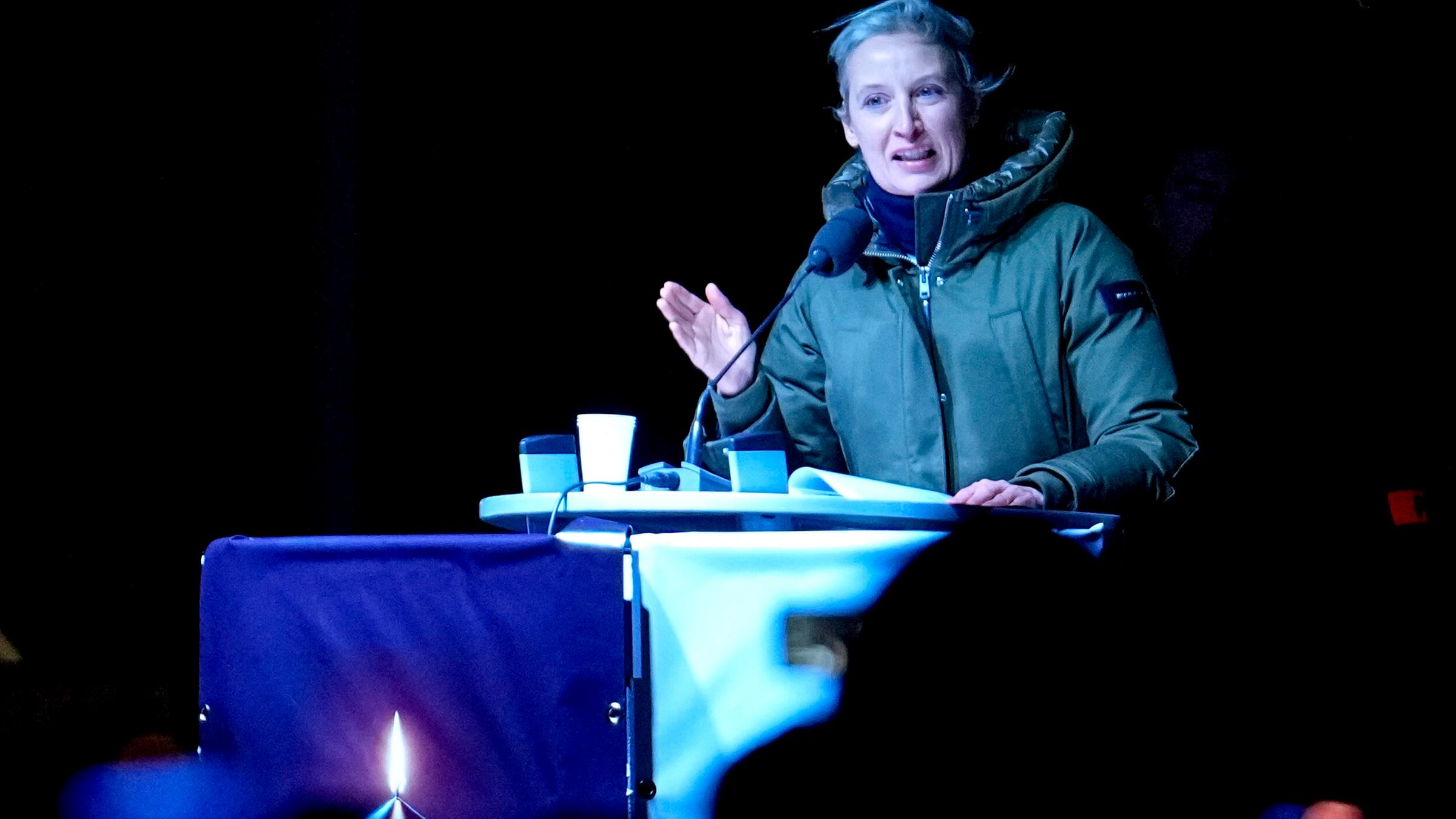 Sachsen-Anhalt, Magdeburg: Alice Weidel (AfD) spricht in Magdeburg zu den Teilnehmern einer Kundgebung ihrer Partei.