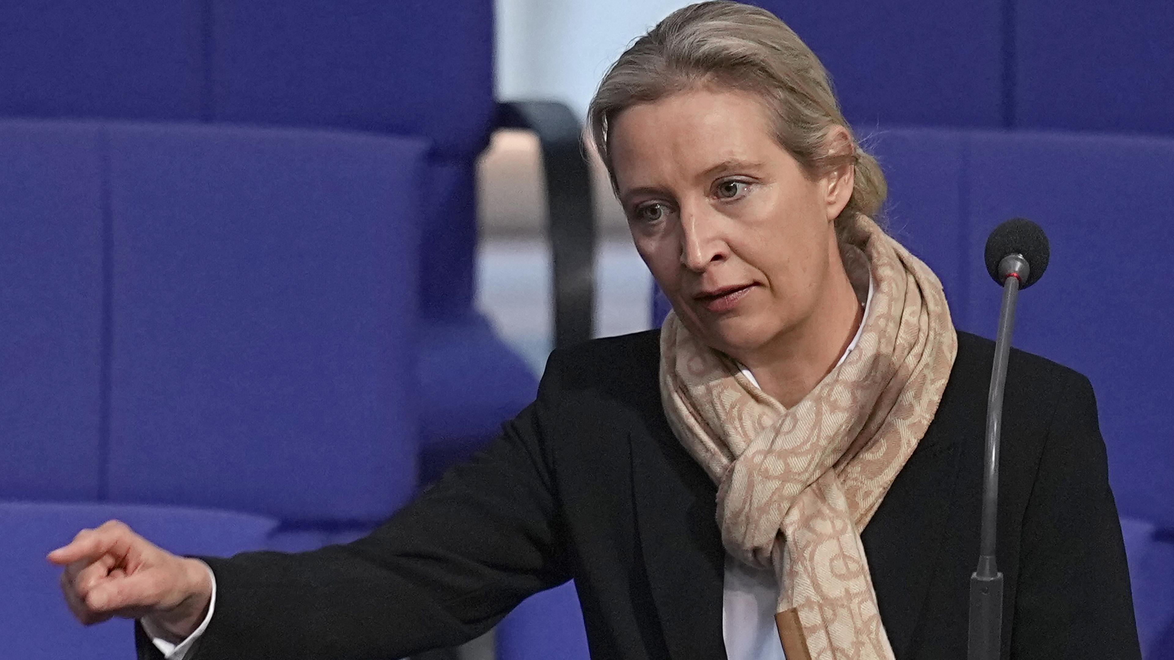  Alice Weidel gestikuliert