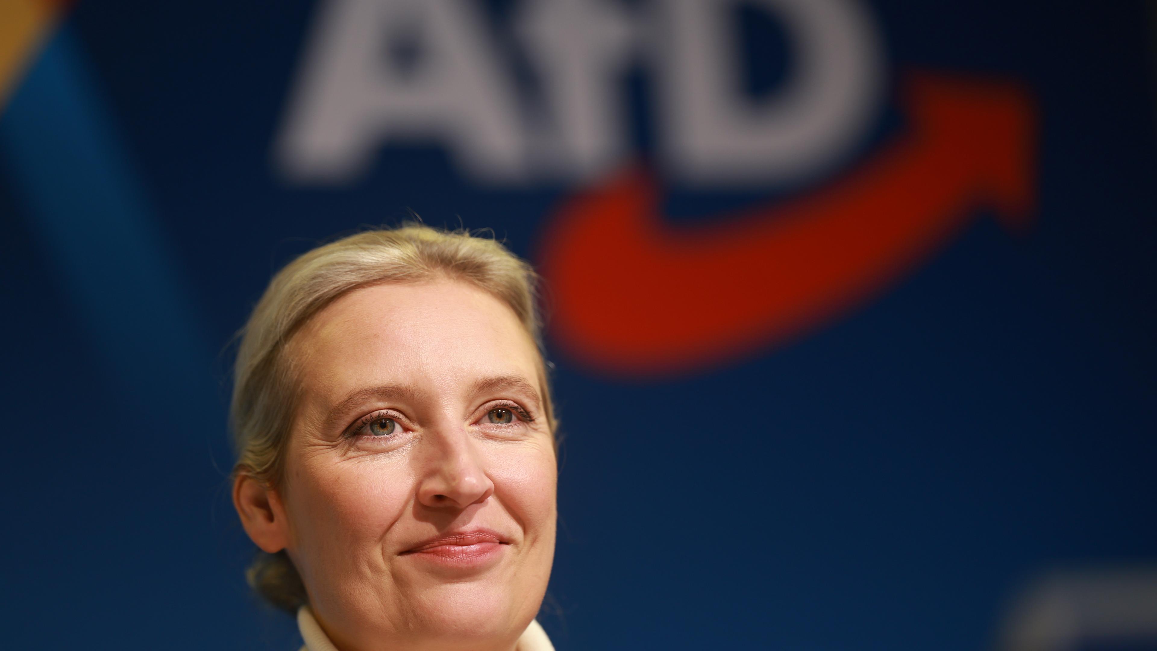 Die Partei- und Fraktionsvorsitzende der Alternative für Deutschland (AfD) und Spitzenkandidatin für die Bundestagswahl Alice Weidel schaut während einer Pressekonferenz der Alternative für Deutschland (AfD) in Berlin, Deutschland, am 07. Dezember 2024 zu.