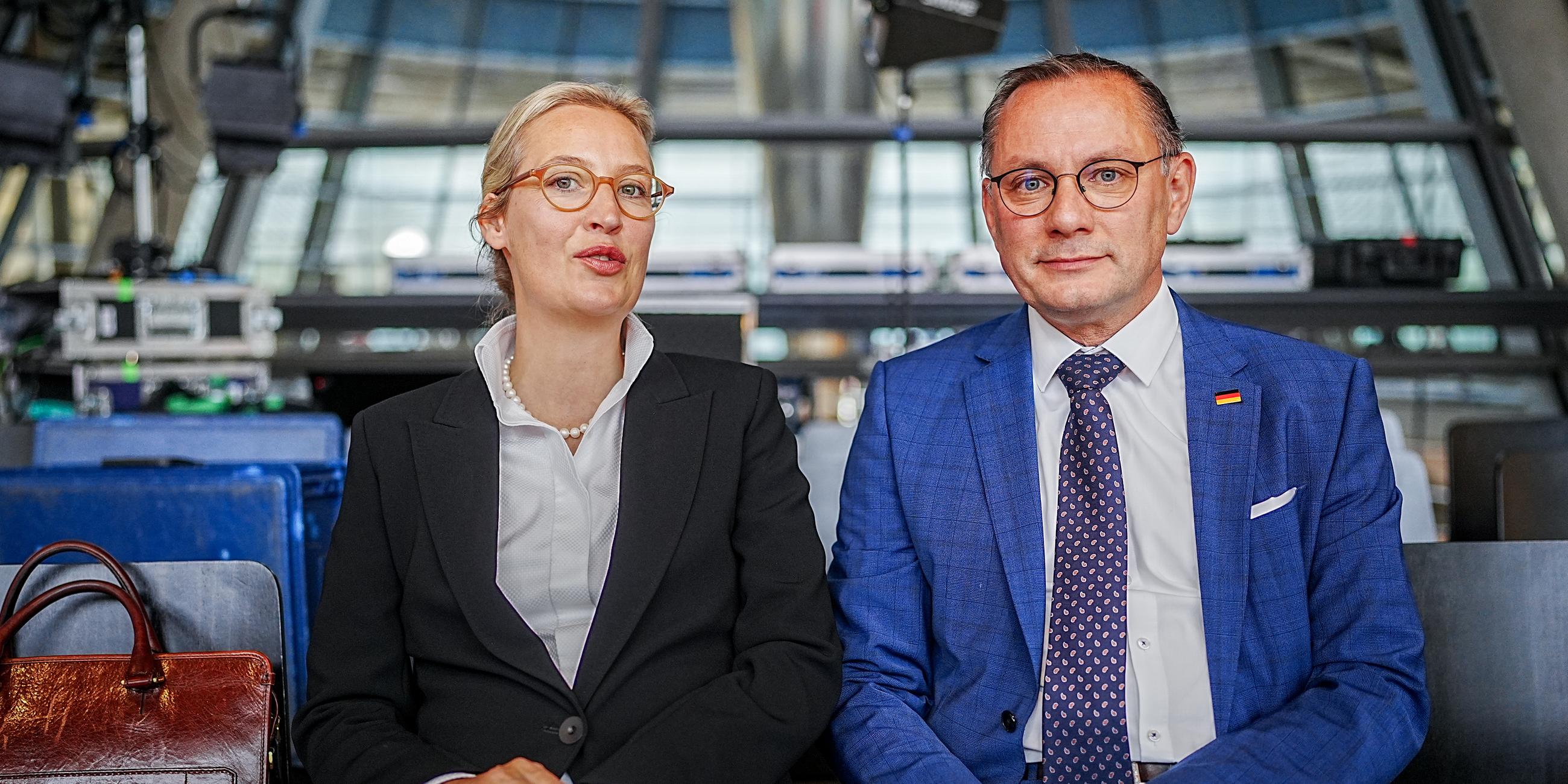 Berlin: Alice Weidel, Fraktionsvorsitzende der AfD, und Tino Chrupalla, AfD-Bundesvorsitzender und Fraktionsvorsitzender der AfD, warten auf ihr Pressestatement zur Sitzung der AfD-Bundestagsfraktion.