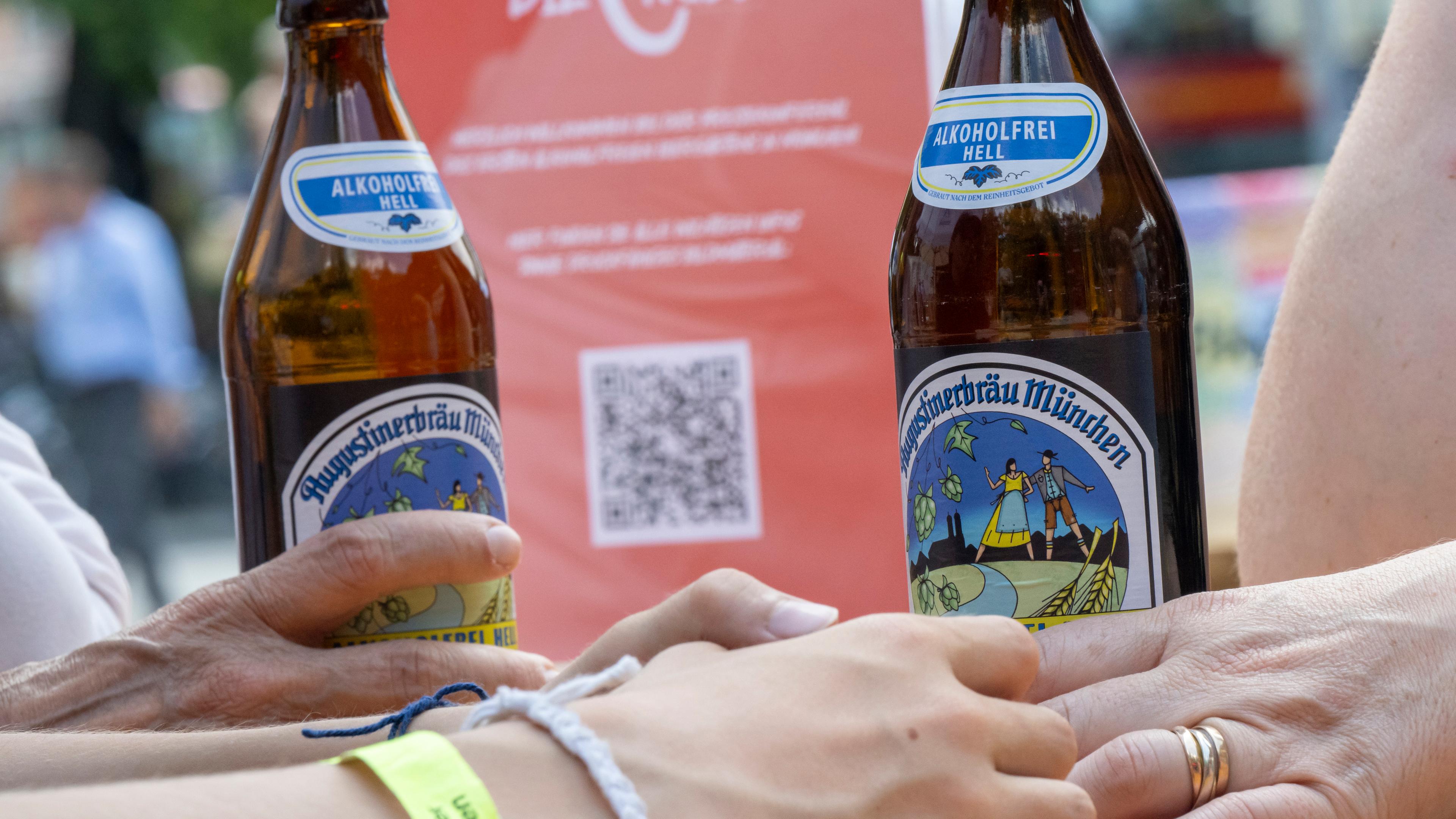 Gäste sitzen mit alkoholfreiem Bier an einem Tisch im alkoholfreien Biergarten "Die Null".