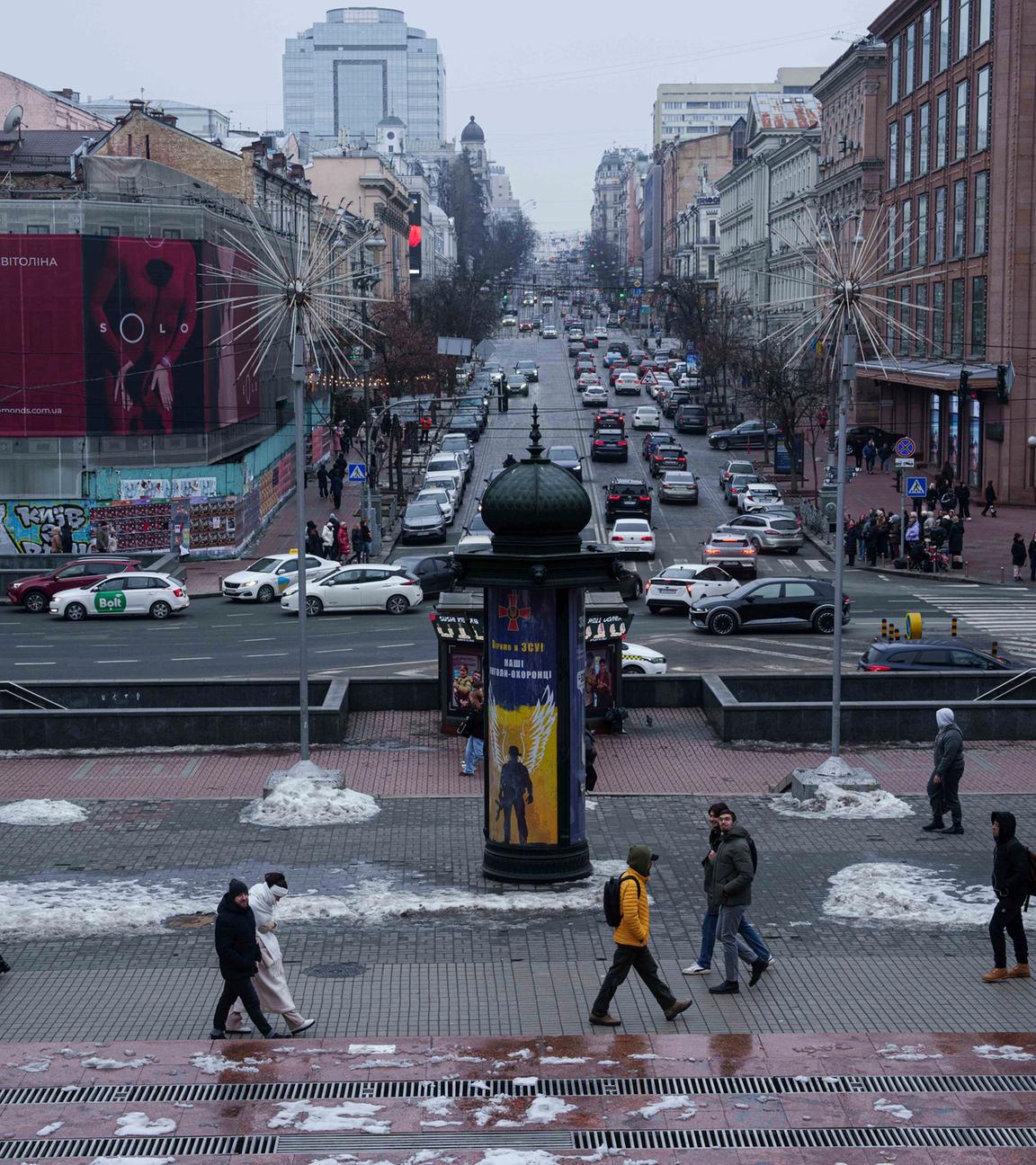 Menschen gehen am  1. 3. 2025, auf der Khreschatyk-Straße in Kiew, Ukraine. 