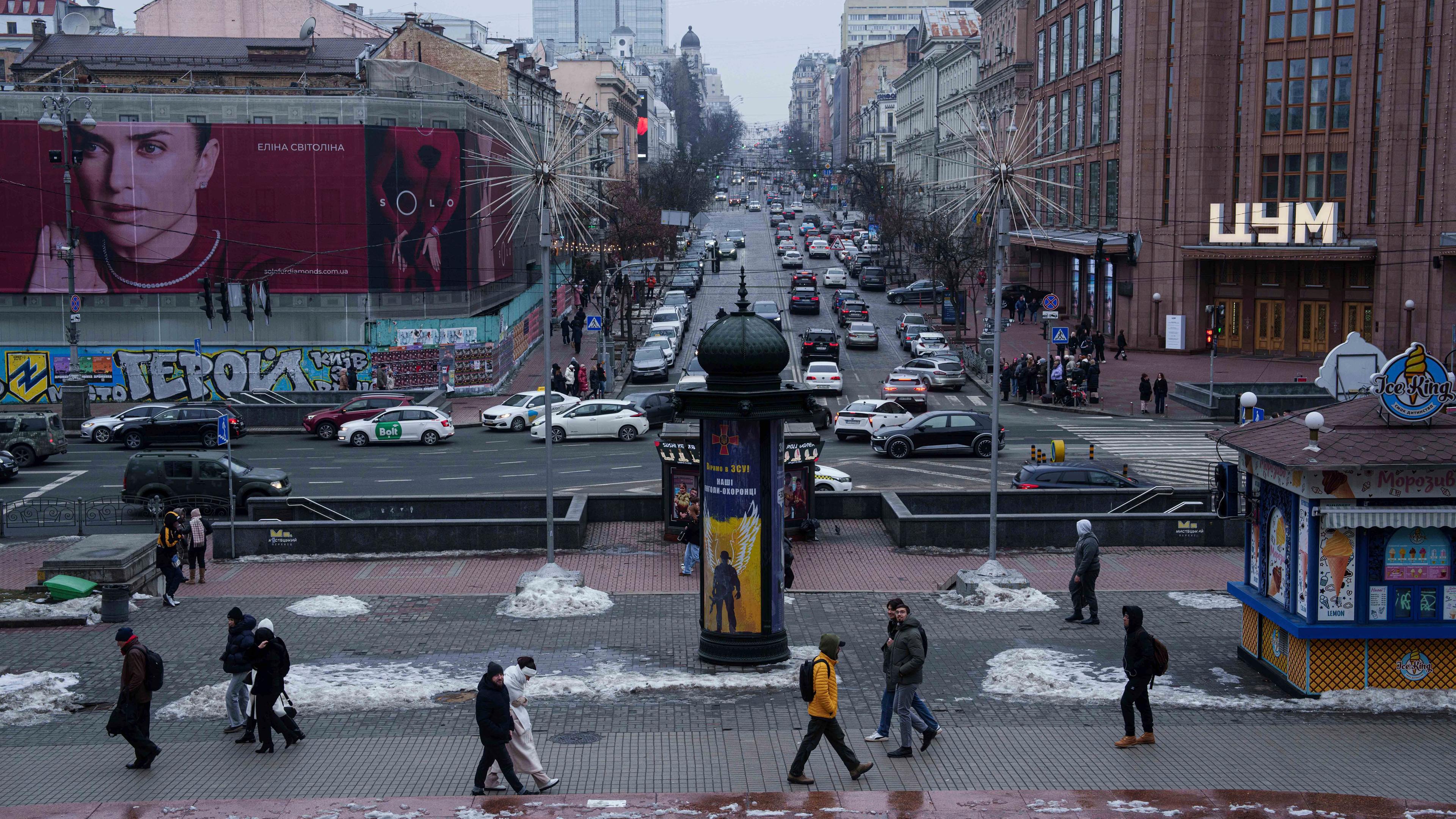 Menschen gehen am  1. 3. 2025, auf der Khreschatyk-Straße in Kiew, Ukraine. 