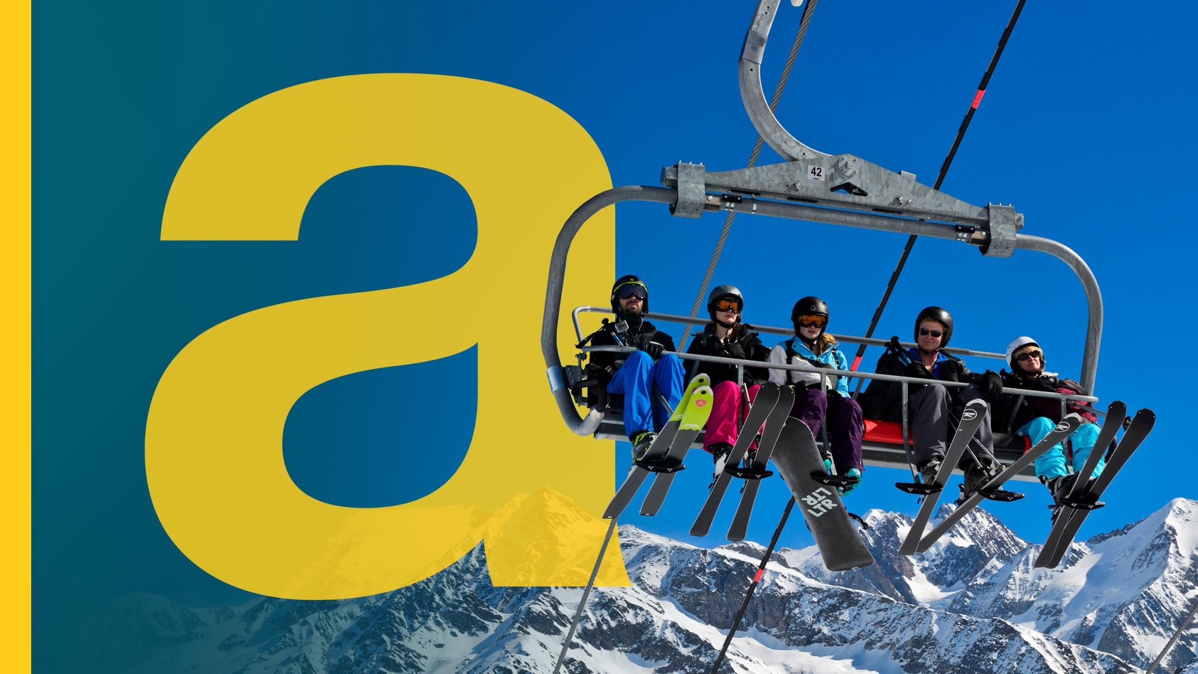 Auf der linken Seite ist das Logo vom Auslandsjournal, rechts ist ein voll besetzter Ski-Lift mit Skifahrern.